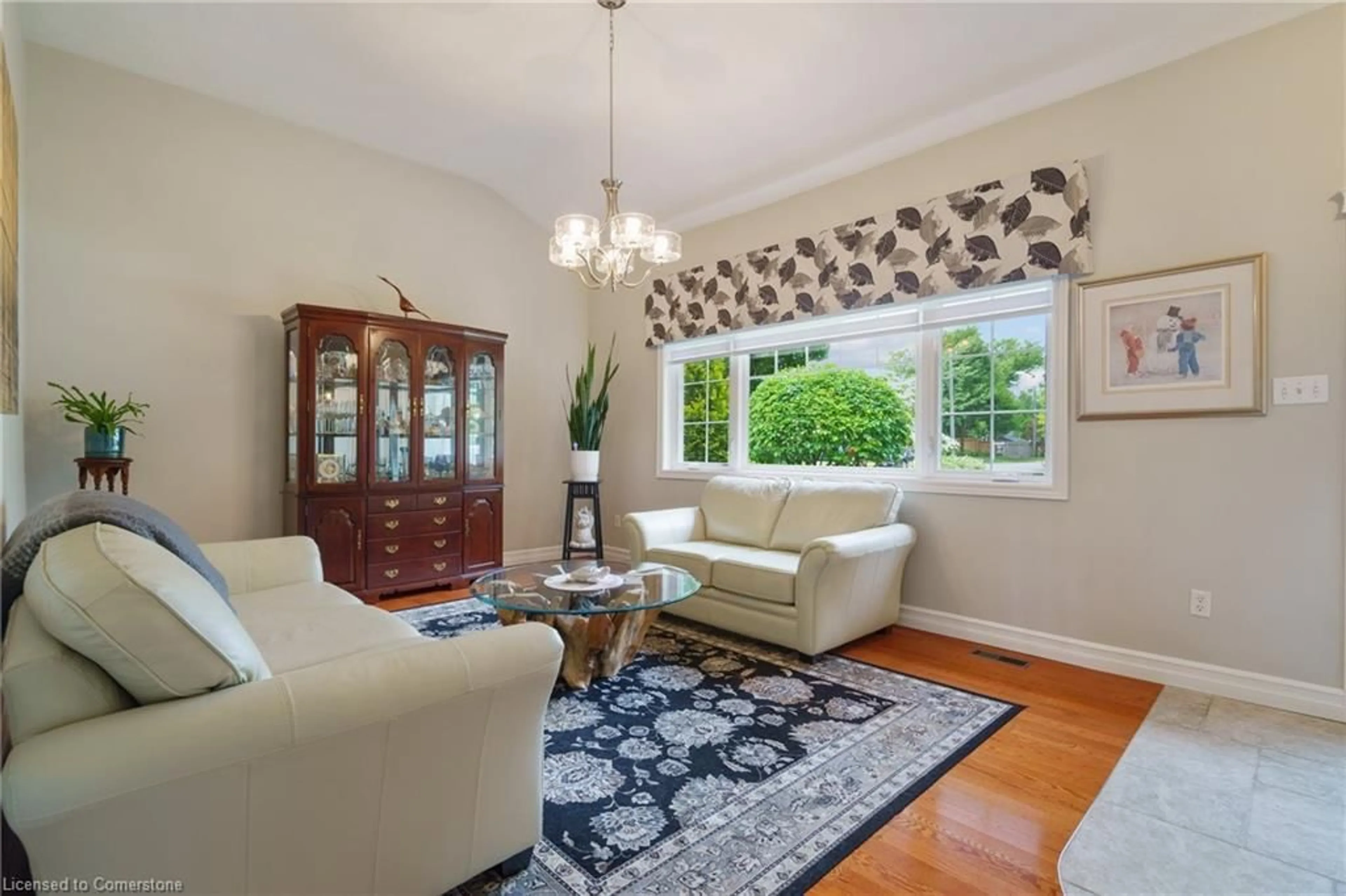 Living room with furniture, unknown for 290 Kent Cres, Burlington Ontario L7L 4T1