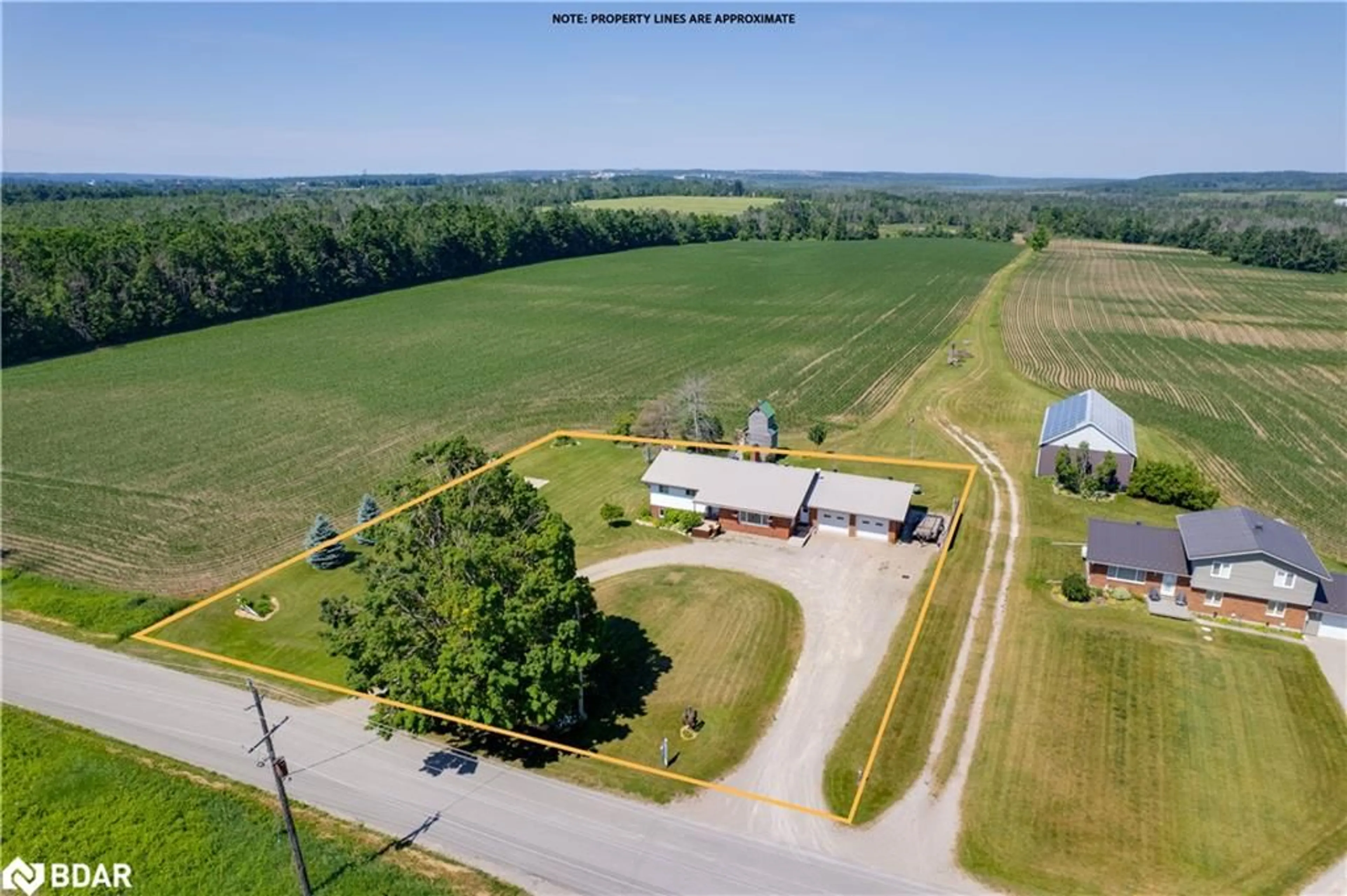 A pic from outside/outdoor area/front of a property/back of a property/a pic from drone, unknown for 558 Line 1, Shanty Bay Ontario L0L 2L0