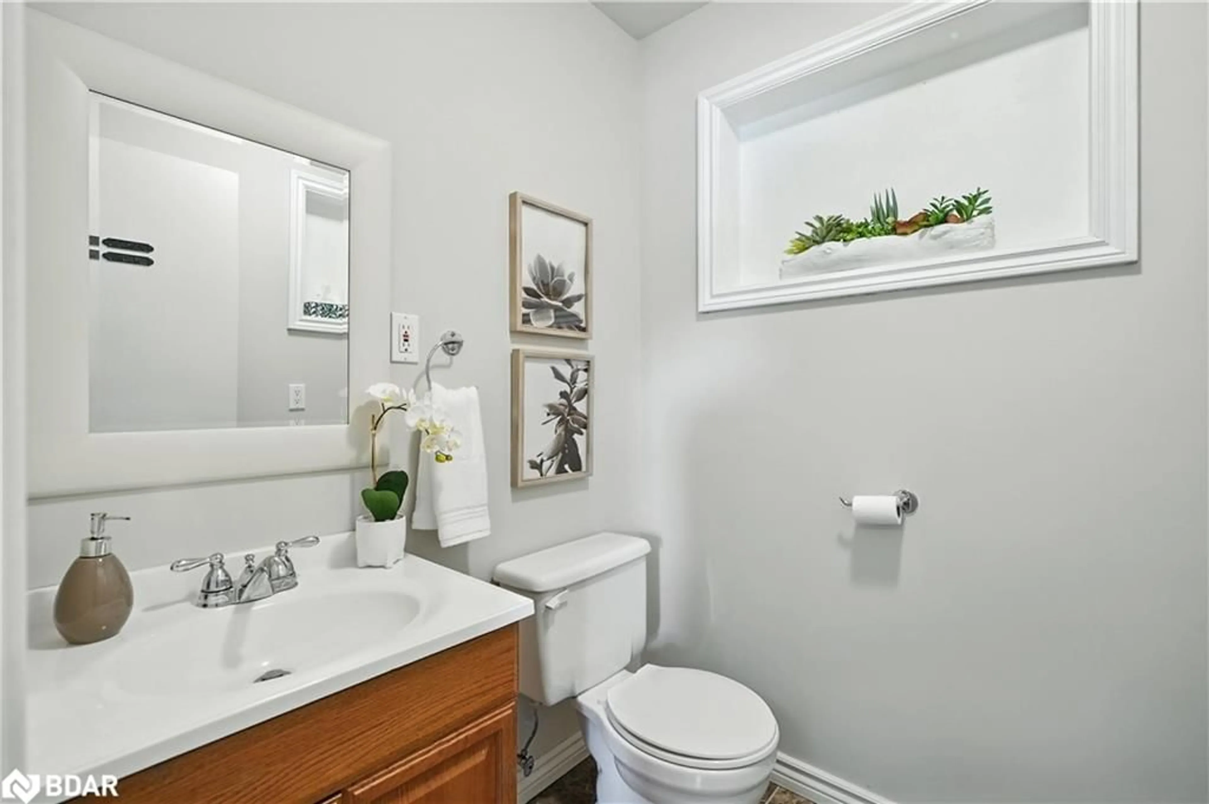 Standard bathroom, ceramic/tile floor for 558 Line 1, Shanty Bay Ontario L0L 2L0
