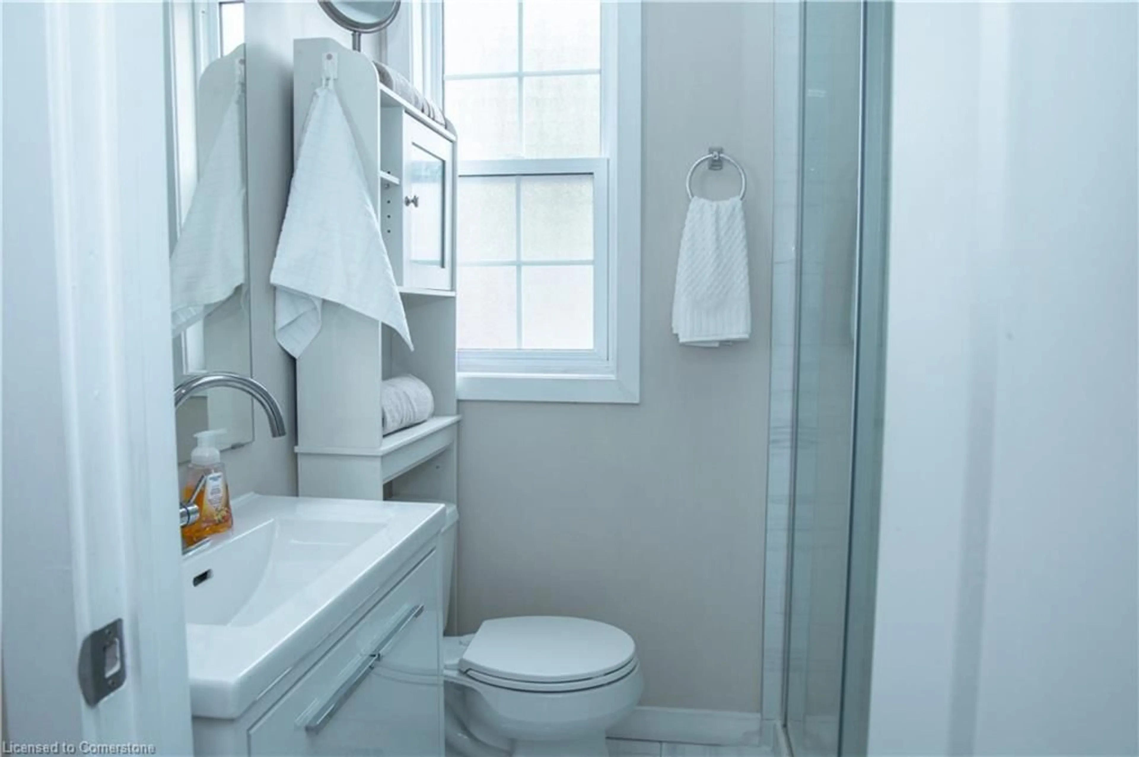 Standard bathroom, ceramic/tile floor for 31 Newlands Ave, Hamilton Ontario L8H 2T4