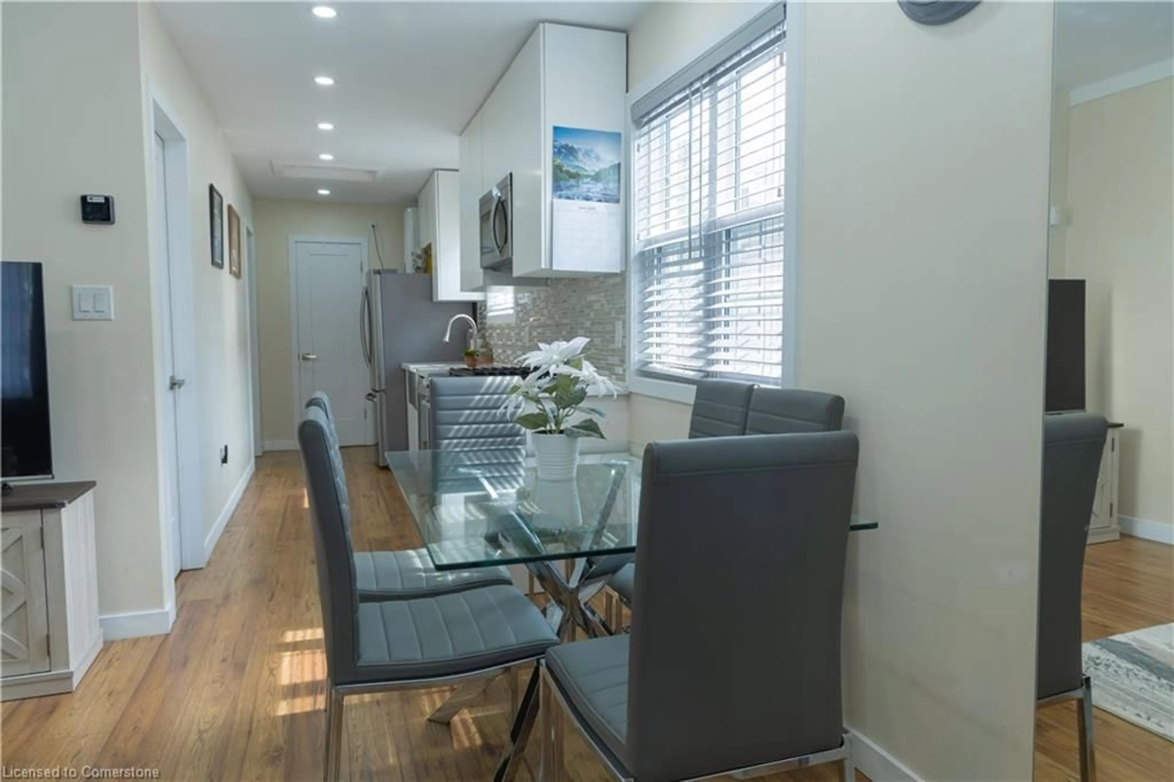 Dining room, wood/laminate floor for 31 Newlands Ave, Hamilton Ontario L8H 2T4