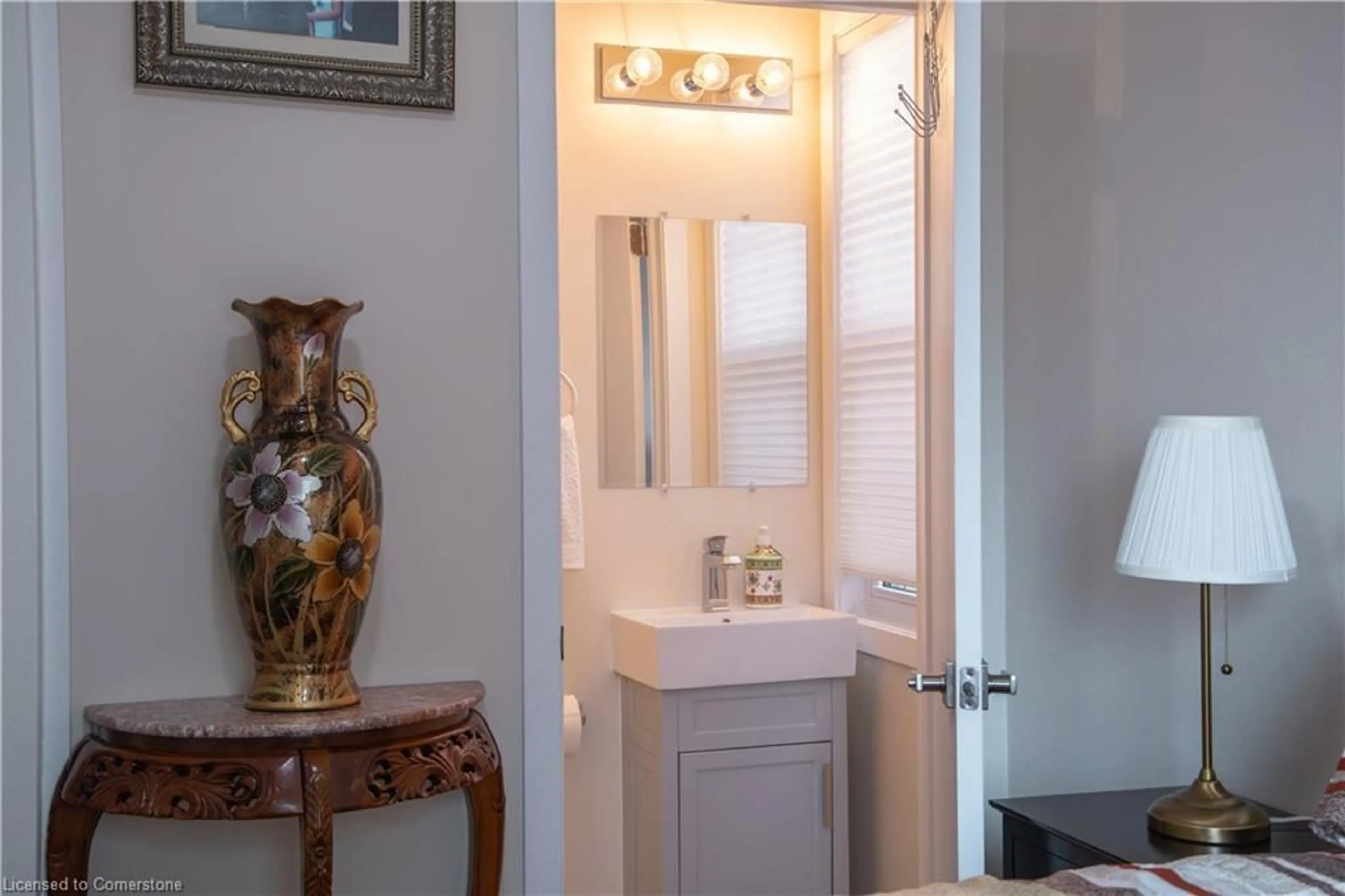 Standard bathroom, ceramic/tile floor for 31 Newlands Ave, Hamilton Ontario L8H 2T4