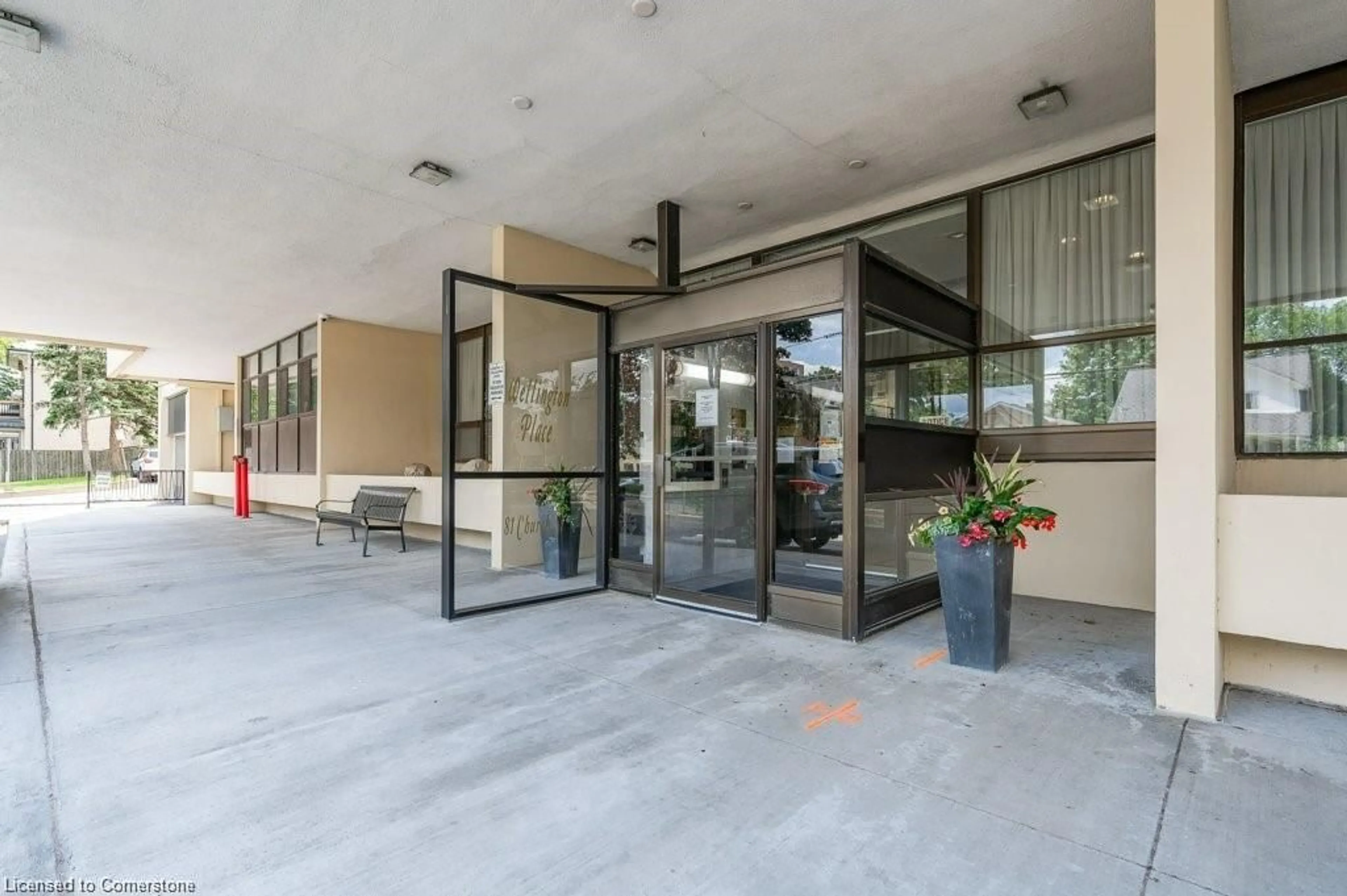 Indoor foyer for 81 Church St #1602, Kitchener Ontario N2E 4M1