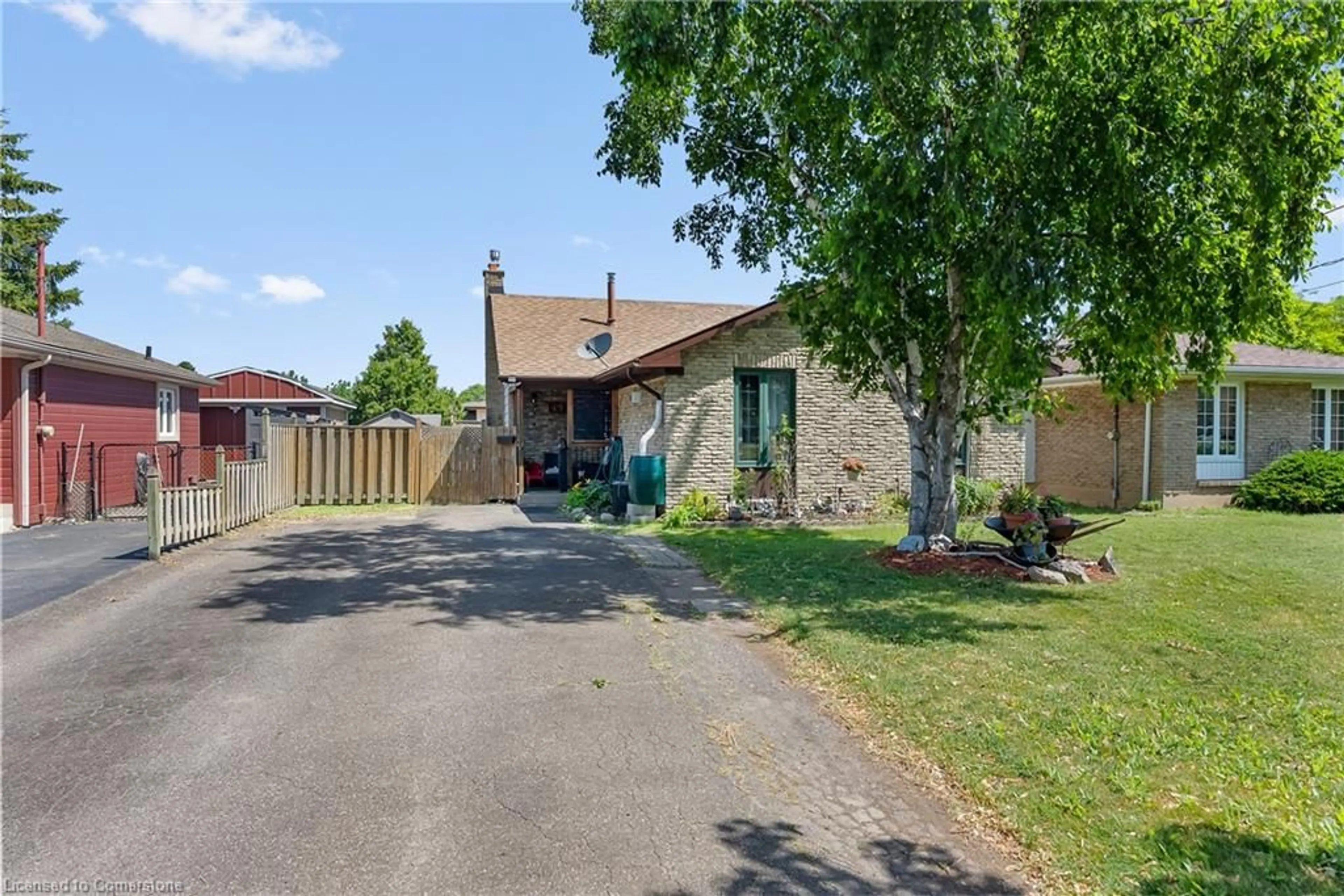 A pic from outside/outdoor area/front of a property/back of a property/a pic from drone, street for 49 Grove Ave, St. Catharines Ontario L2P 1C9