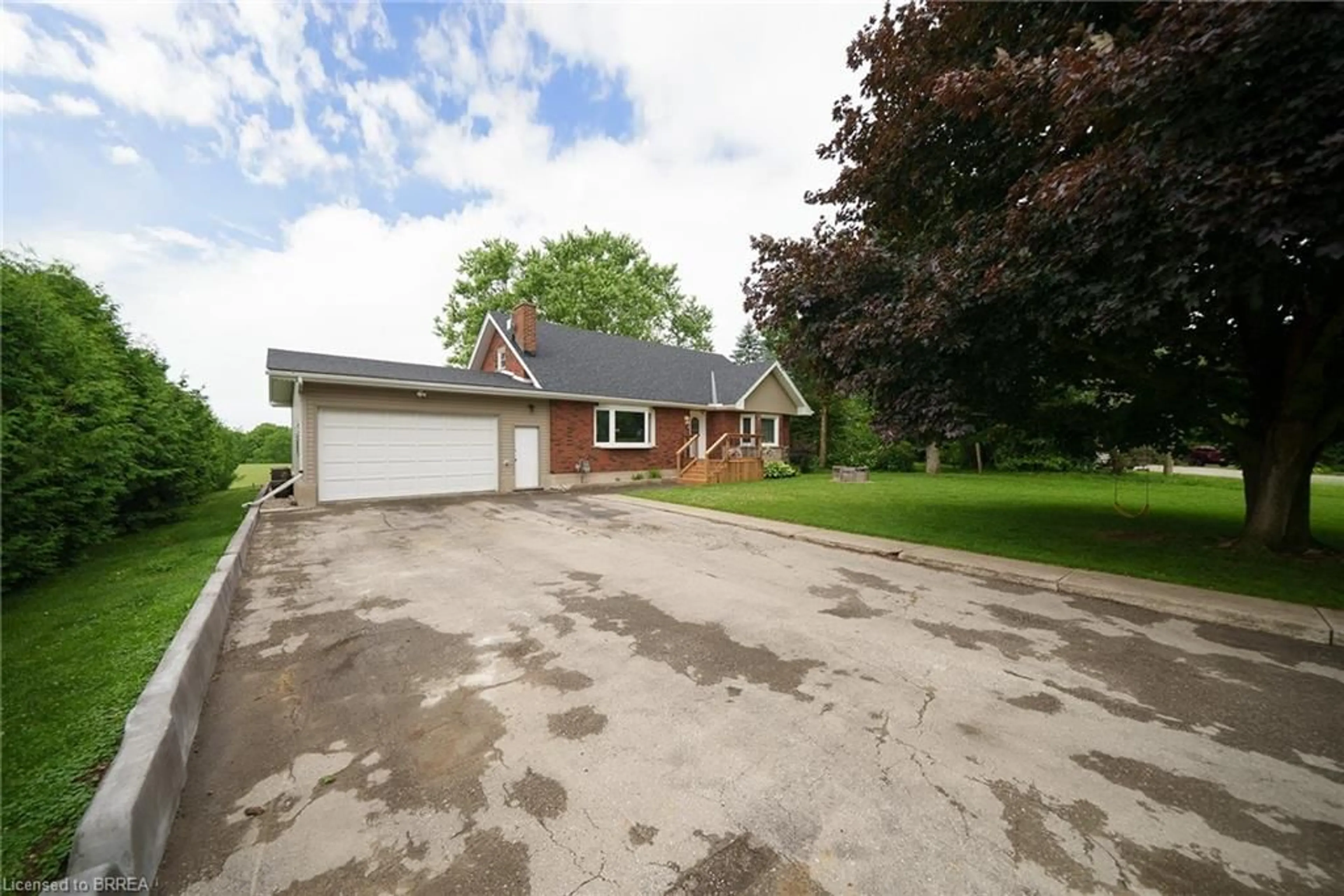 A pic from outside/outdoor area/front of a property/back of a property/a pic from drone, street for 45 River Rd, Brantford Ontario N3R 0C1