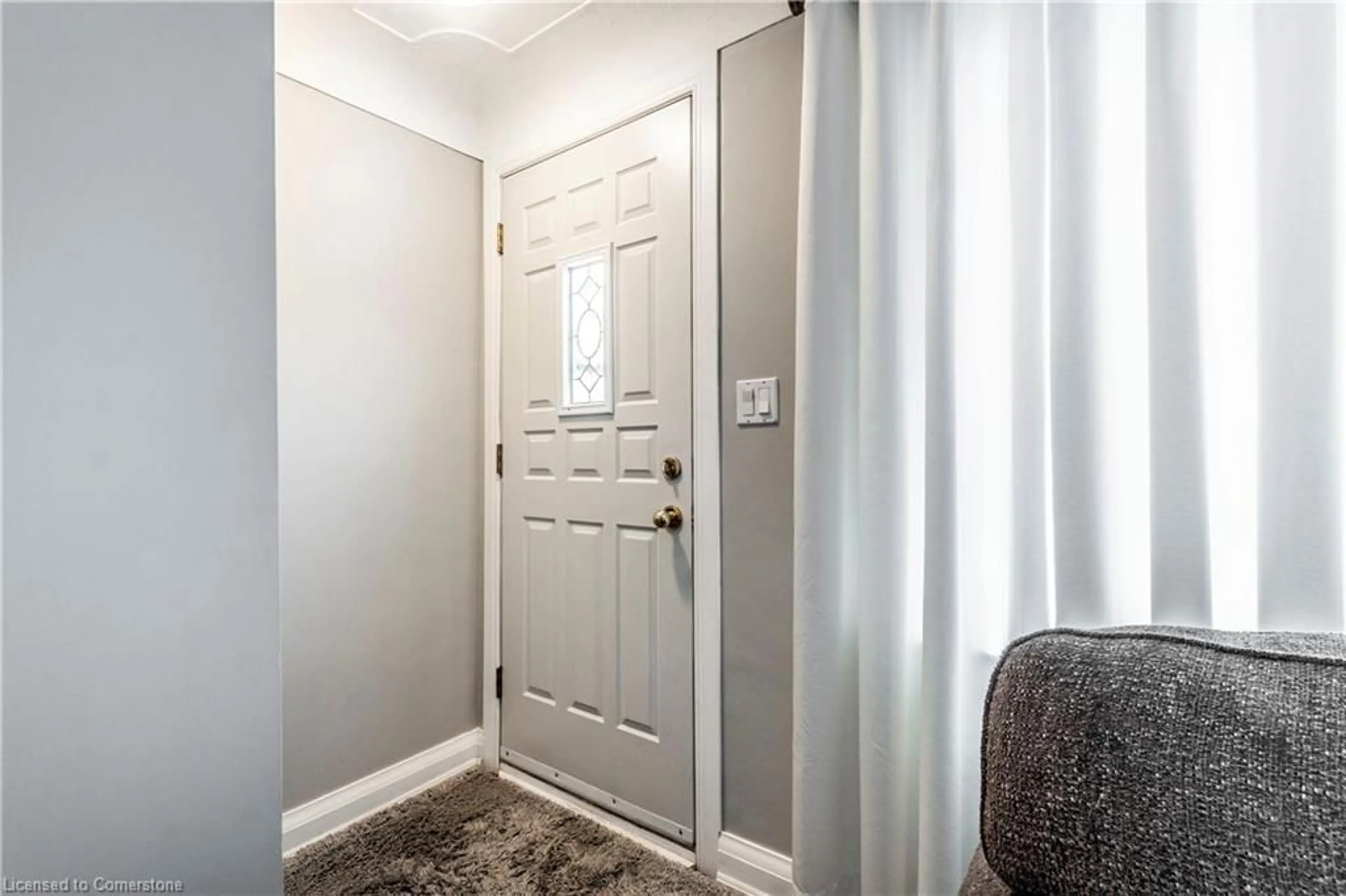 Indoor entryway for 75 Mcelroy Rd, Hamilton Ontario L9A 1Y7