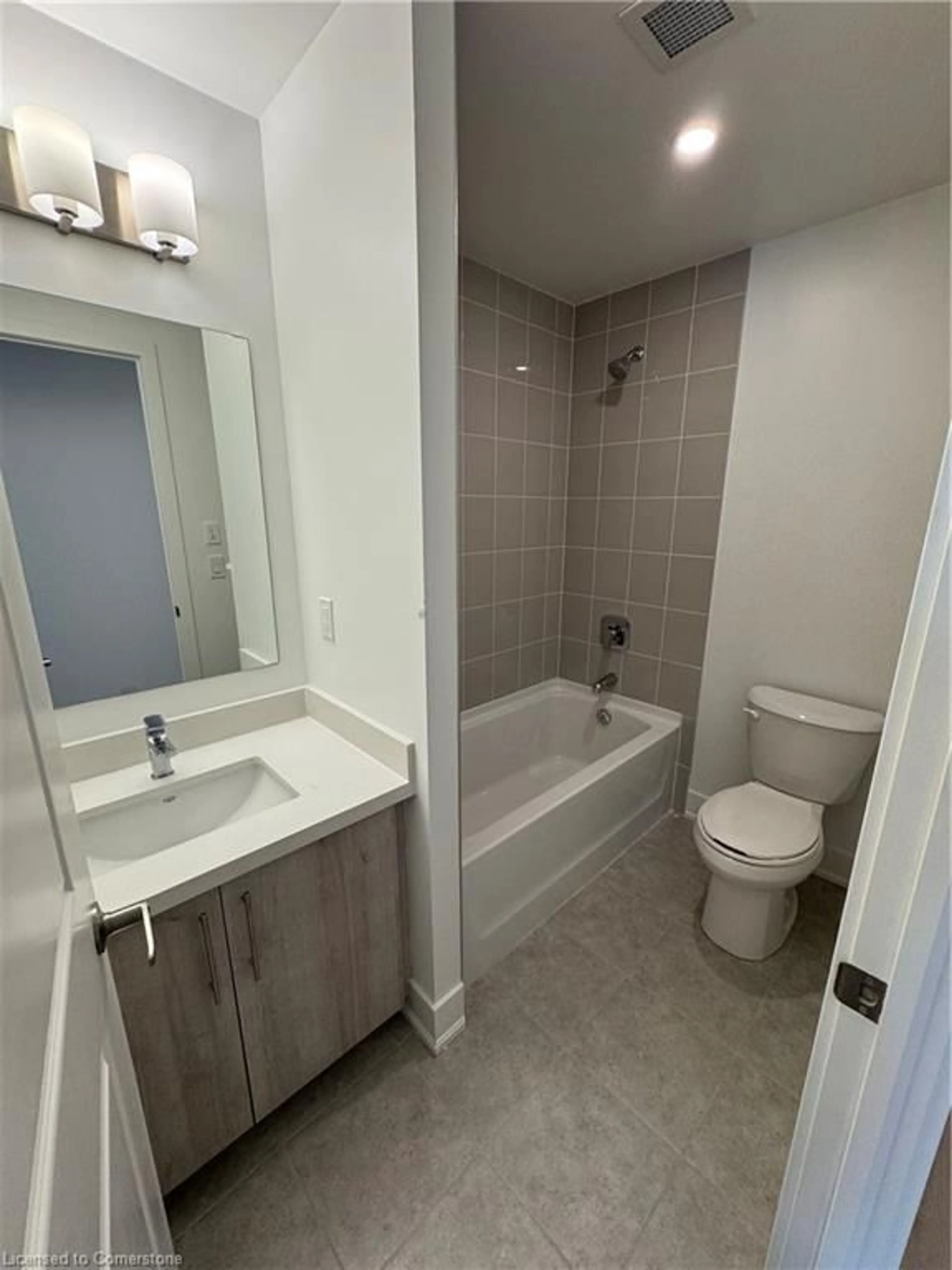 Standard bathroom, ceramic/tile floor for 575 Conklin Rd #811, Brantford Ontario N3T 0B9