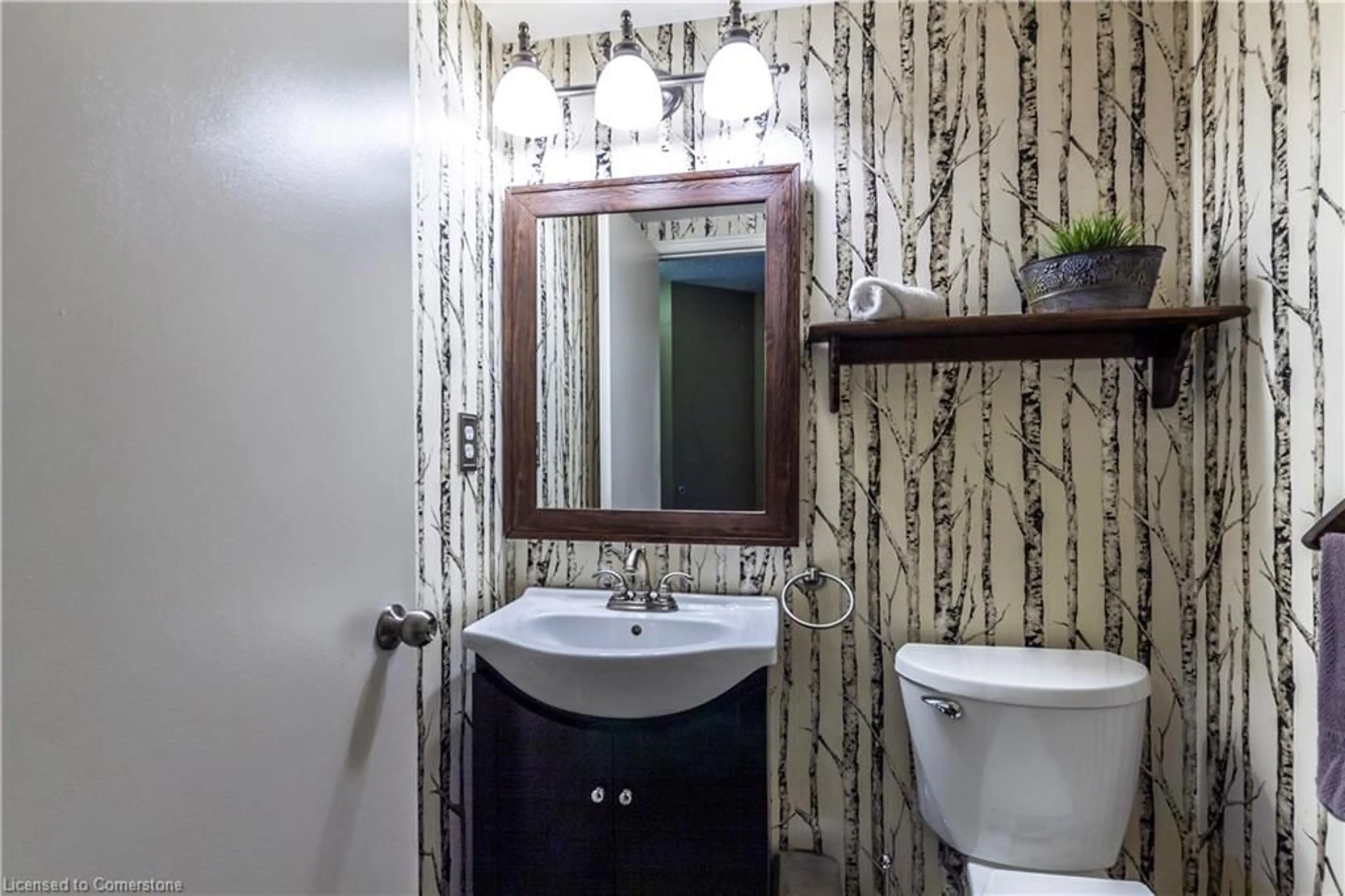 Standard bathroom, ceramic/tile floor for 108 Fairgreen Close, Cambridge Ontario N1T 1T8