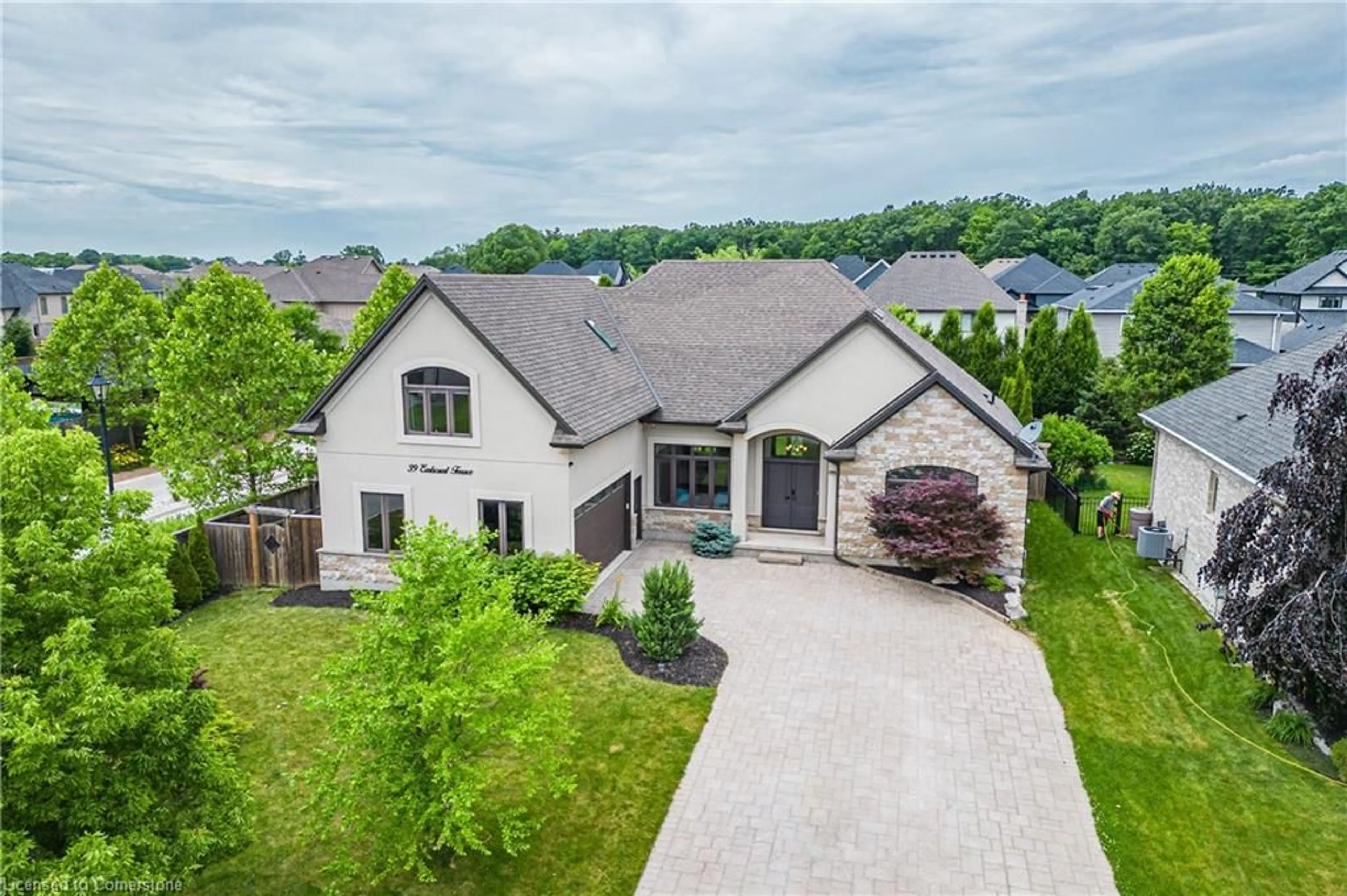 A pic from outside/outdoor area/front of a property/back of a property/a pic from drone, street for 39 Earlscourt Terr, Komoka Ontario N0L 1R0