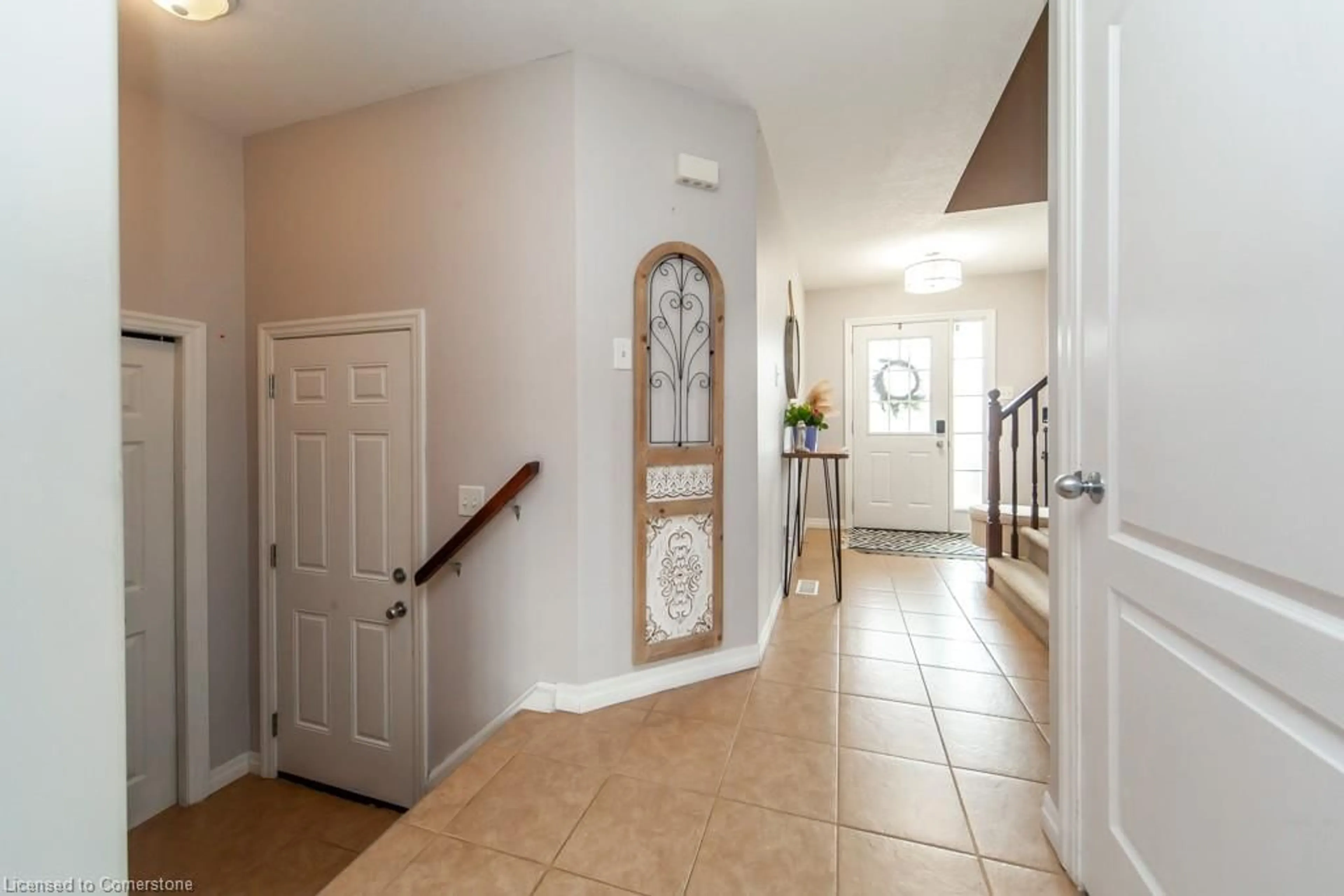 Indoor entryway for 55 Rockcliffe Dr, Kitchener Ontario N2R 1W5