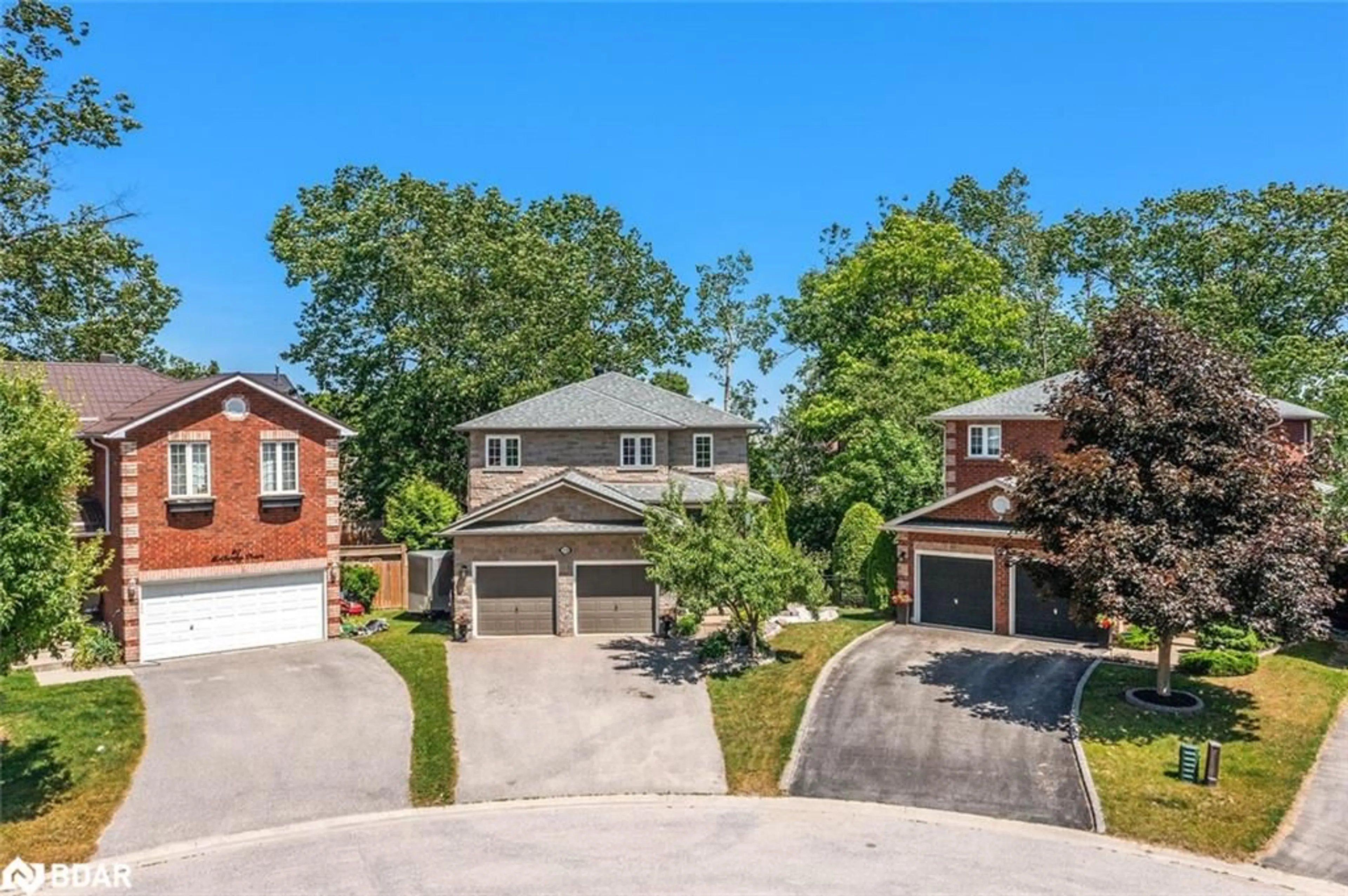 A pic from outside/outdoor area/front of a property/back of a property/a pic from drone, street for 19 Mccarthy Crt, Barrie Ontario L4N 5L5