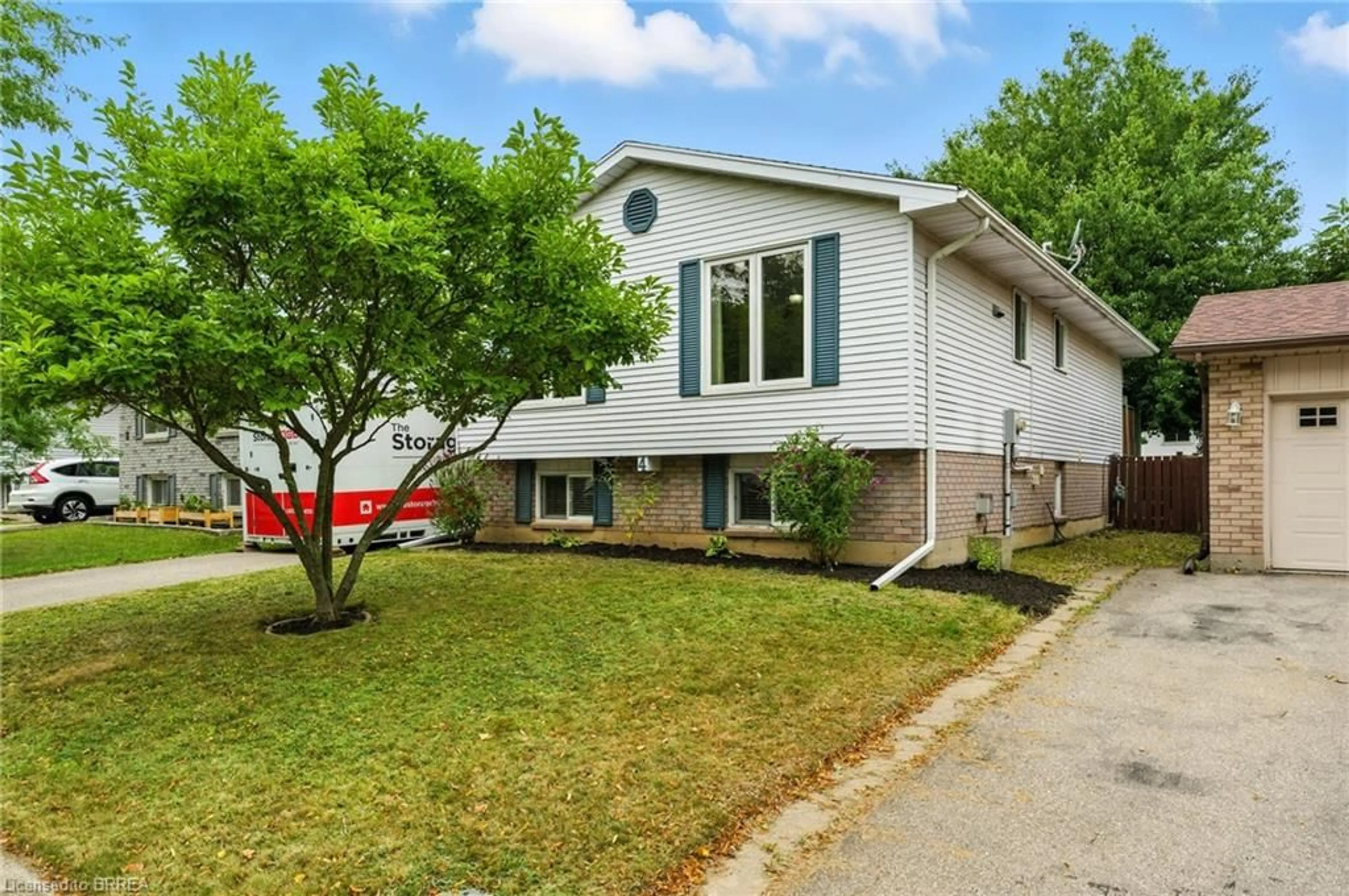 Home with vinyl exterior material, street for 4 Branlyn Cres, Brantford Ontario N3P 2A2