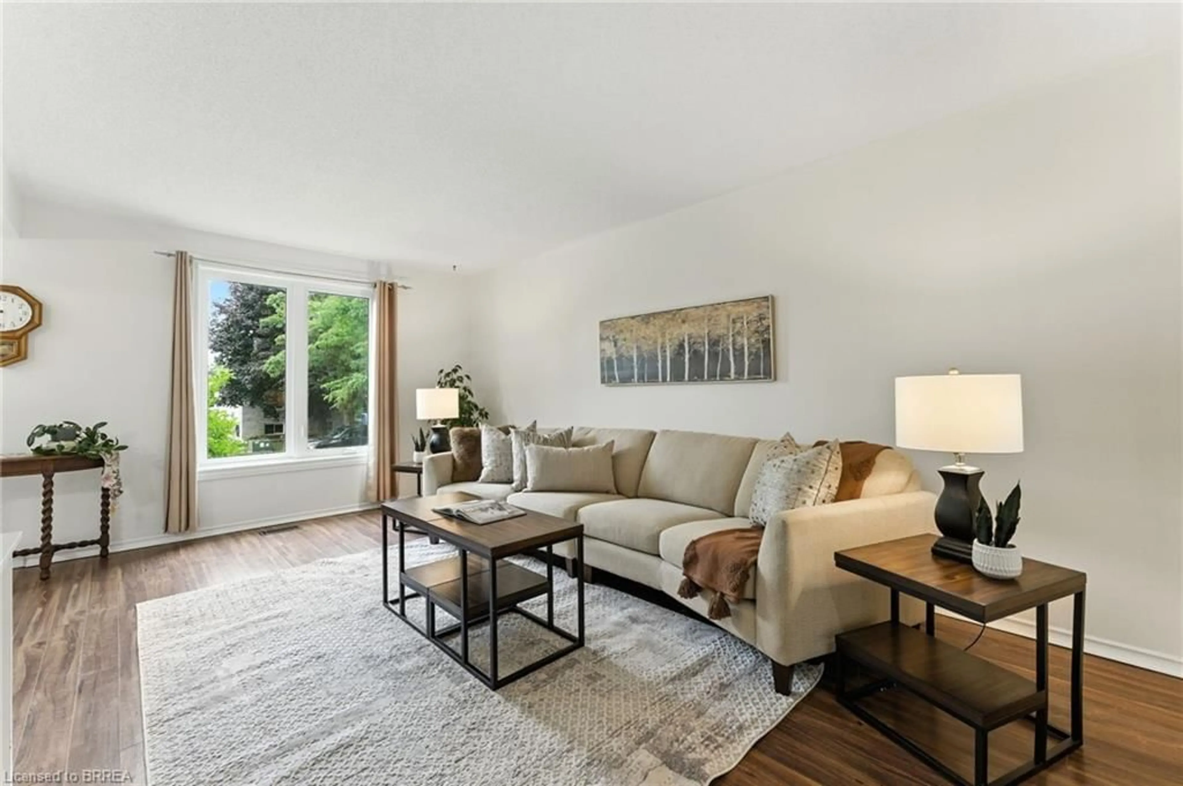 Living room with furniture, unknown for 4 Branlyn Cres, Brantford Ontario N3P 2A2