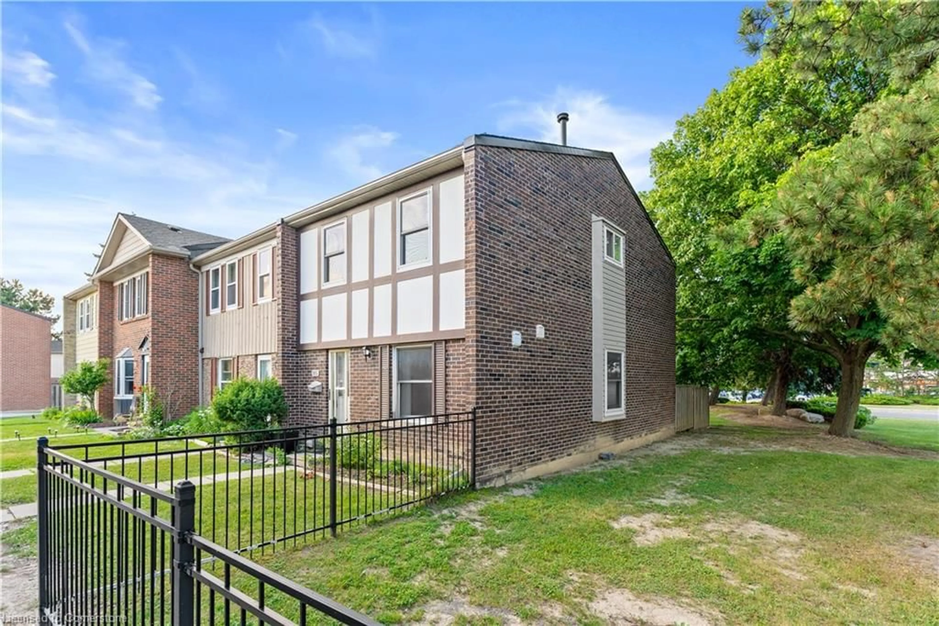 A pic from outside/outdoor area/front of a property/back of a property/a pic from drone, building for 900 Centralpark Dr #115, Brampton Ontario L6S 3J6
