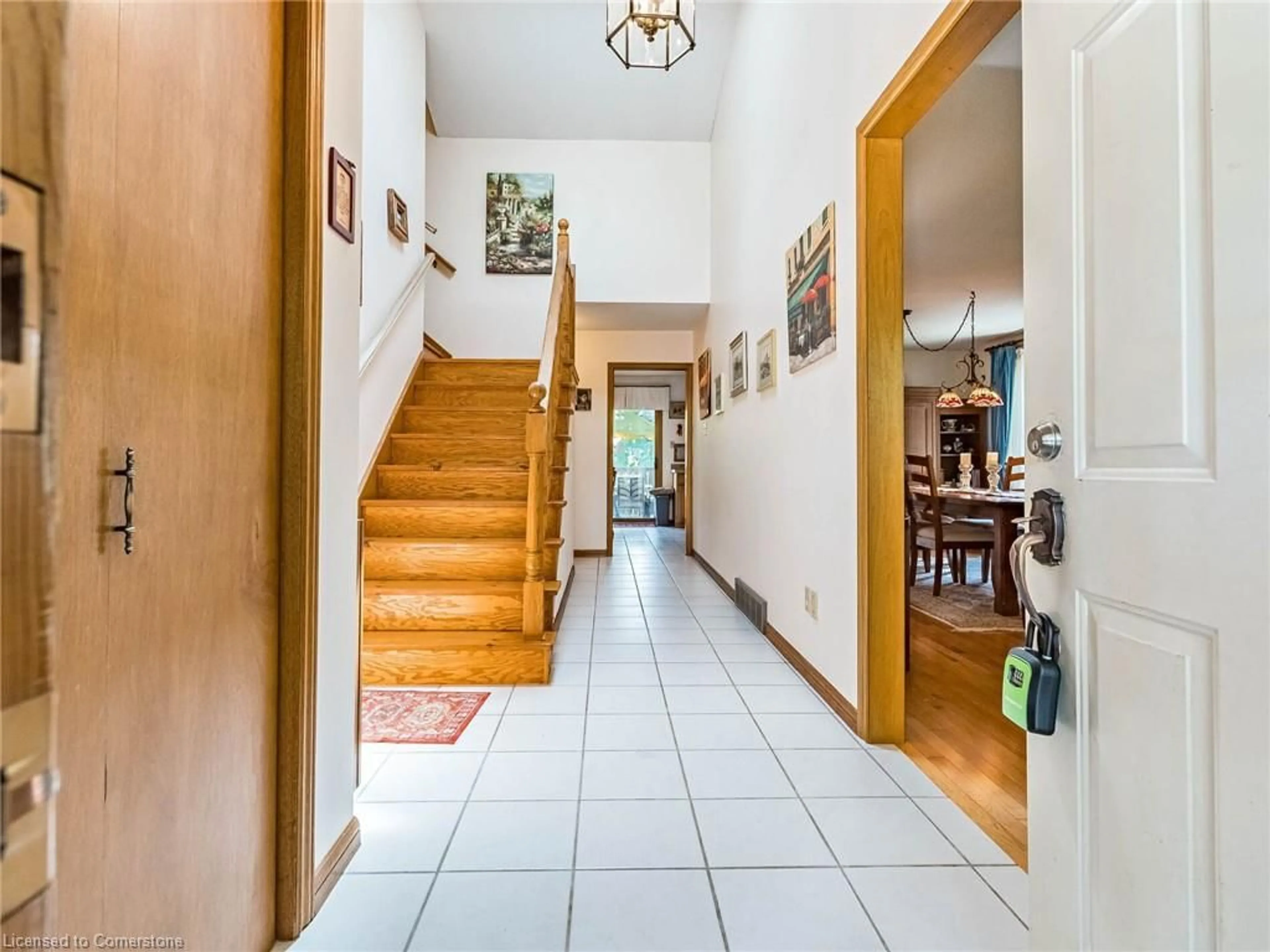 Indoor foyer for 349 Ironwood Rd Rd, Guelph Ontario N1G 3P2