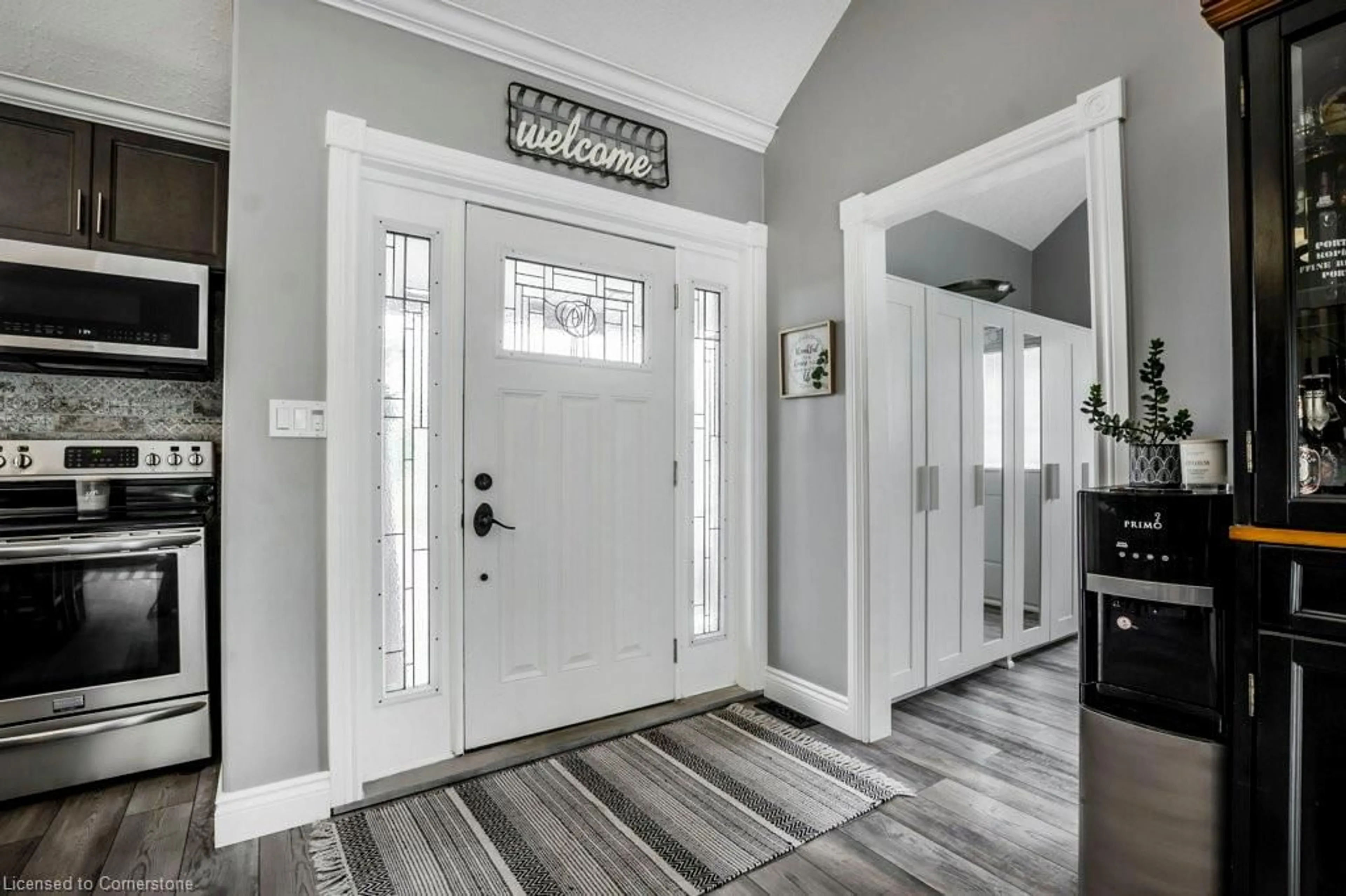 Indoor entryway for 20 Brant Rd, Paris Ontario N3L 3E1