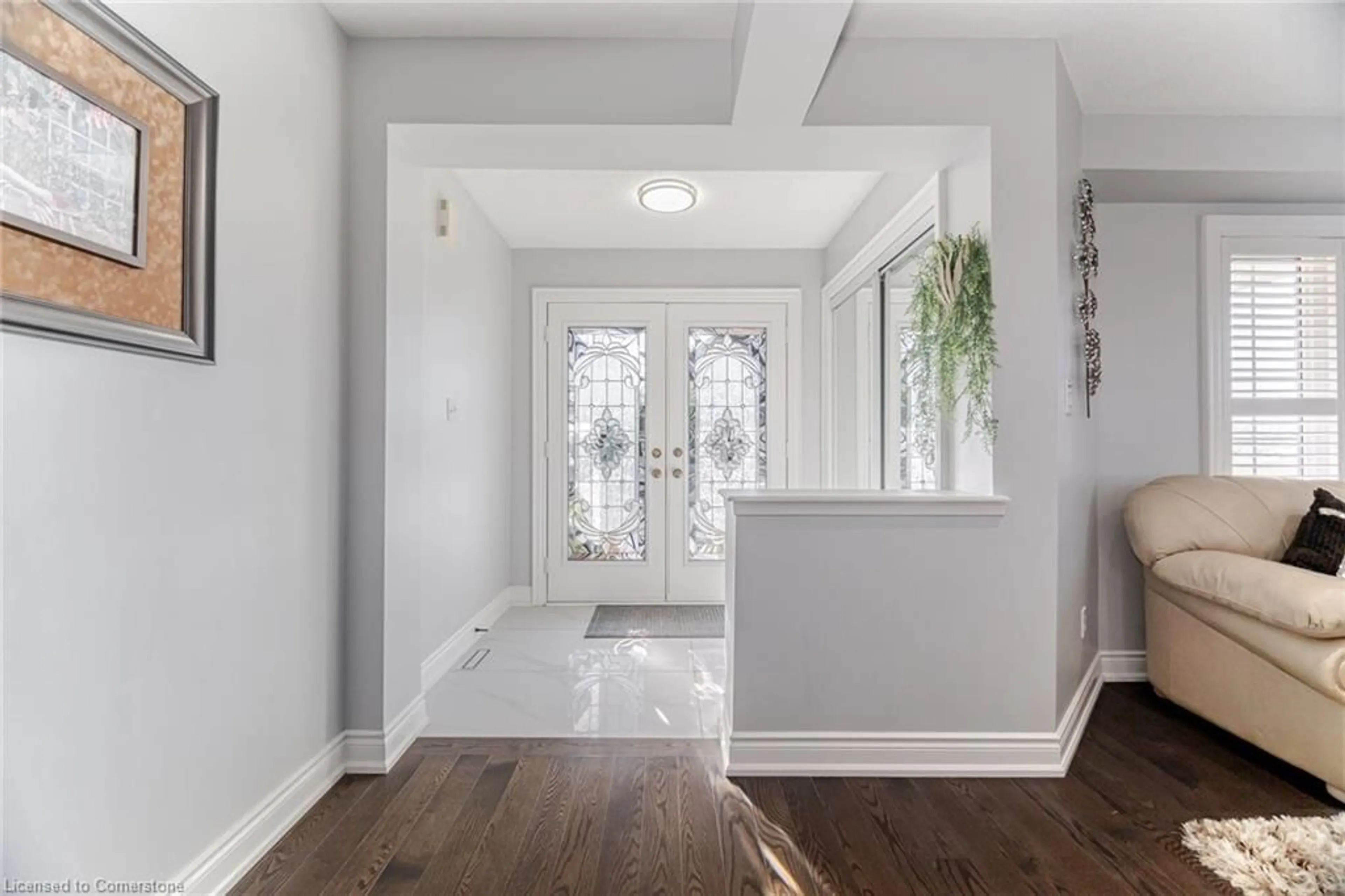 Indoor entryway for 2226 Viking Cres, Burlington Ontario L7L 7K3