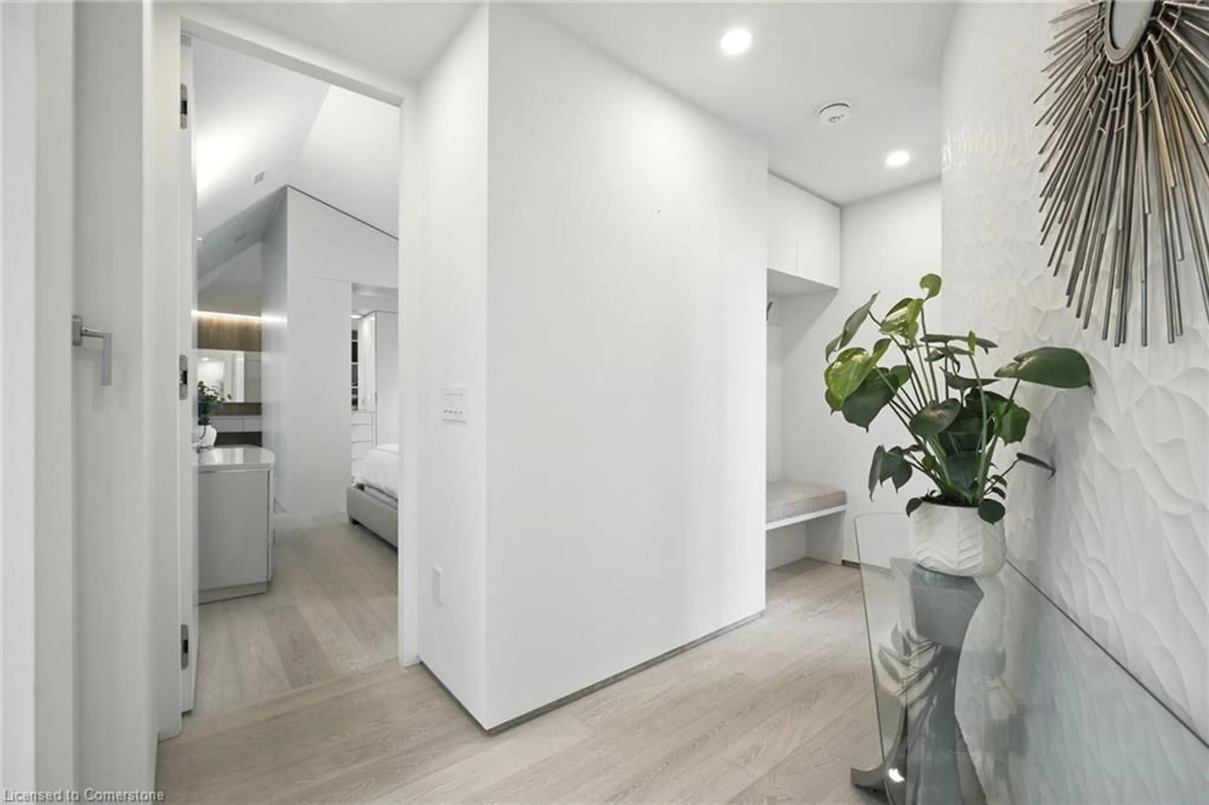 Indoor foyer for 1427 Birch Ave, Burlington Ontario L7S 1J4