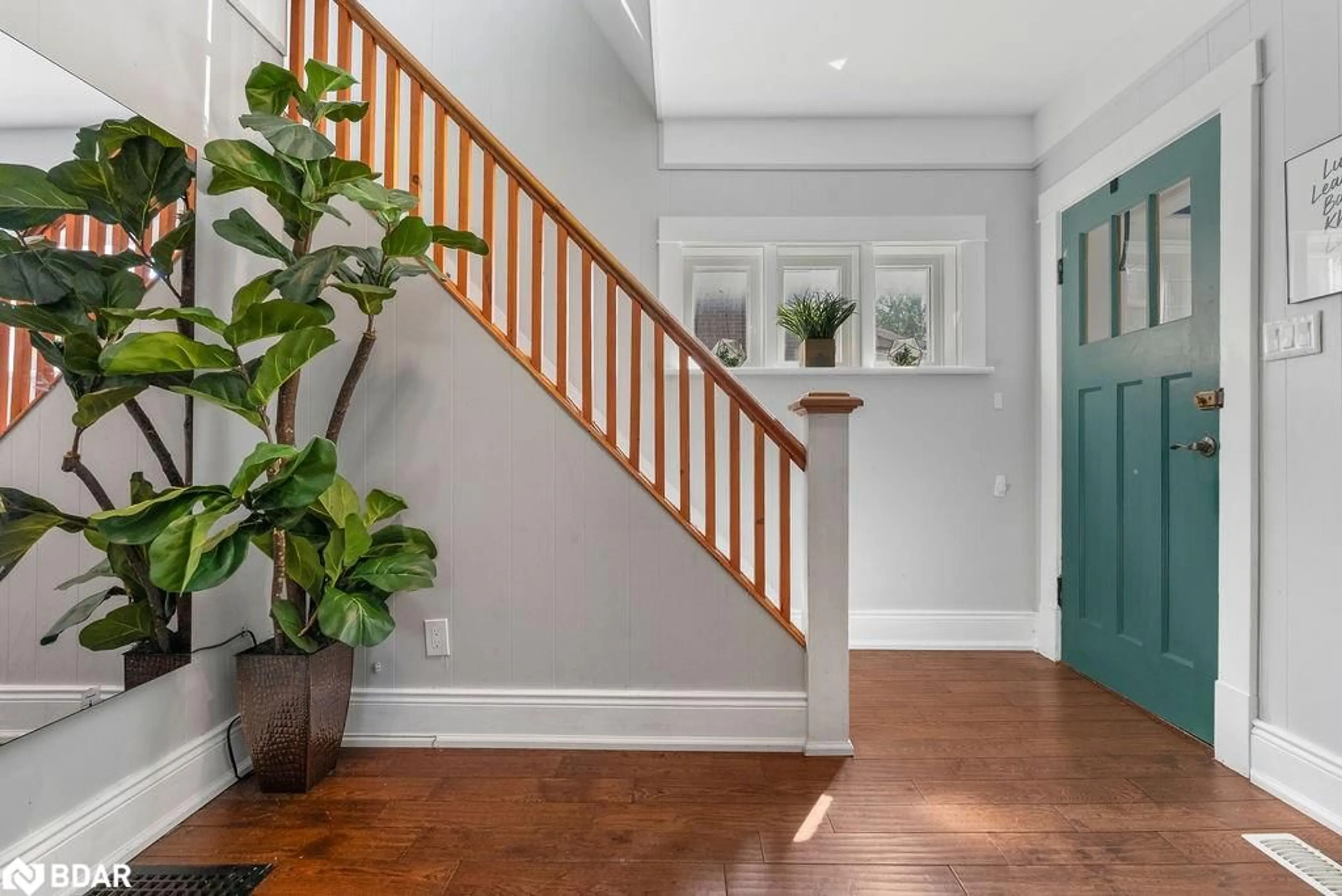 Indoor entryway for 86 Colborne St, Lindsay Ontario K9V 3T3