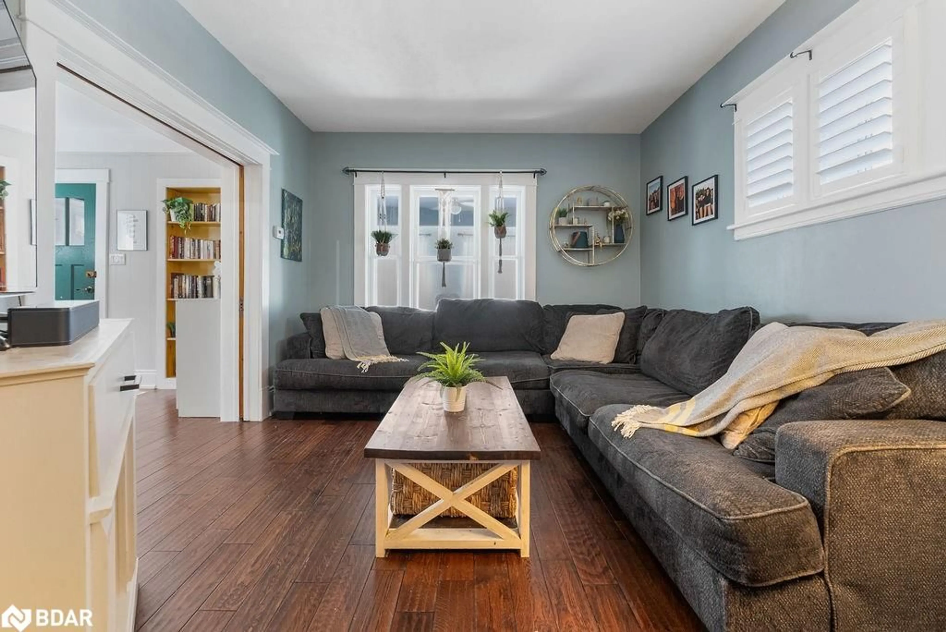 Living room with furniture, wood/laminate floor for 86 Colborne St, Lindsay Ontario K9V 3T3