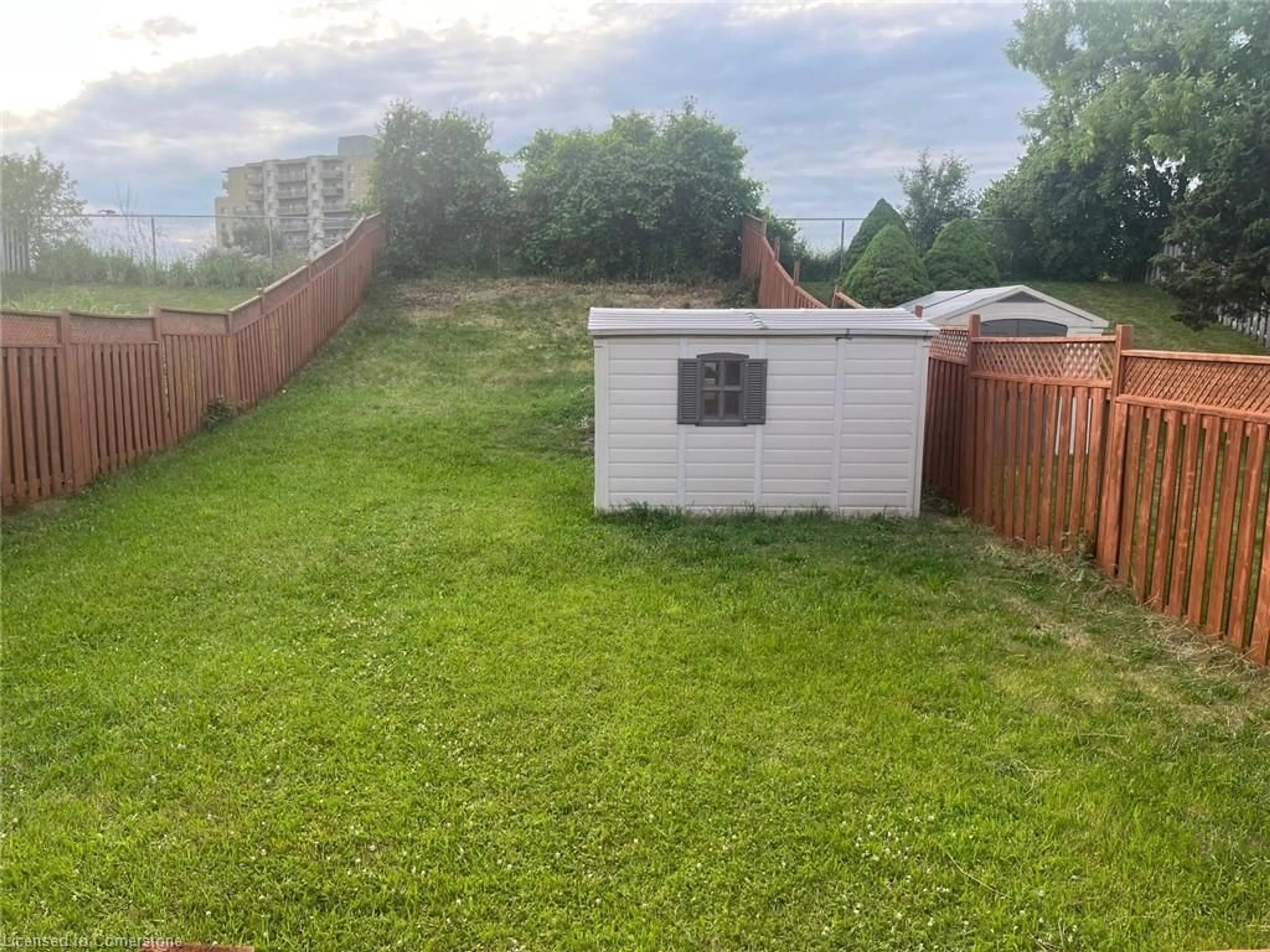 Shed for 98 Steeles Cres, Cambridge Ontario N1R 8C3