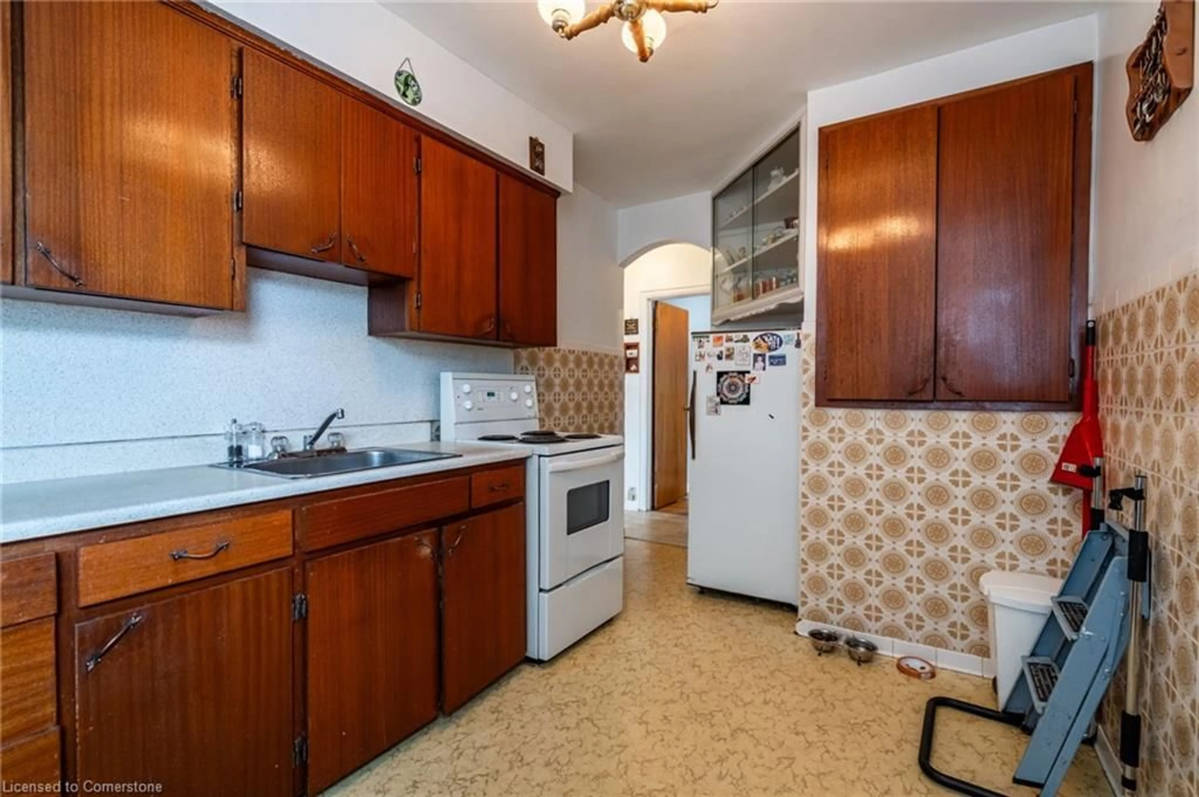 Standard kitchen, unknown for 209 East 13th St, Hamilton Ontario L9A 3Z6