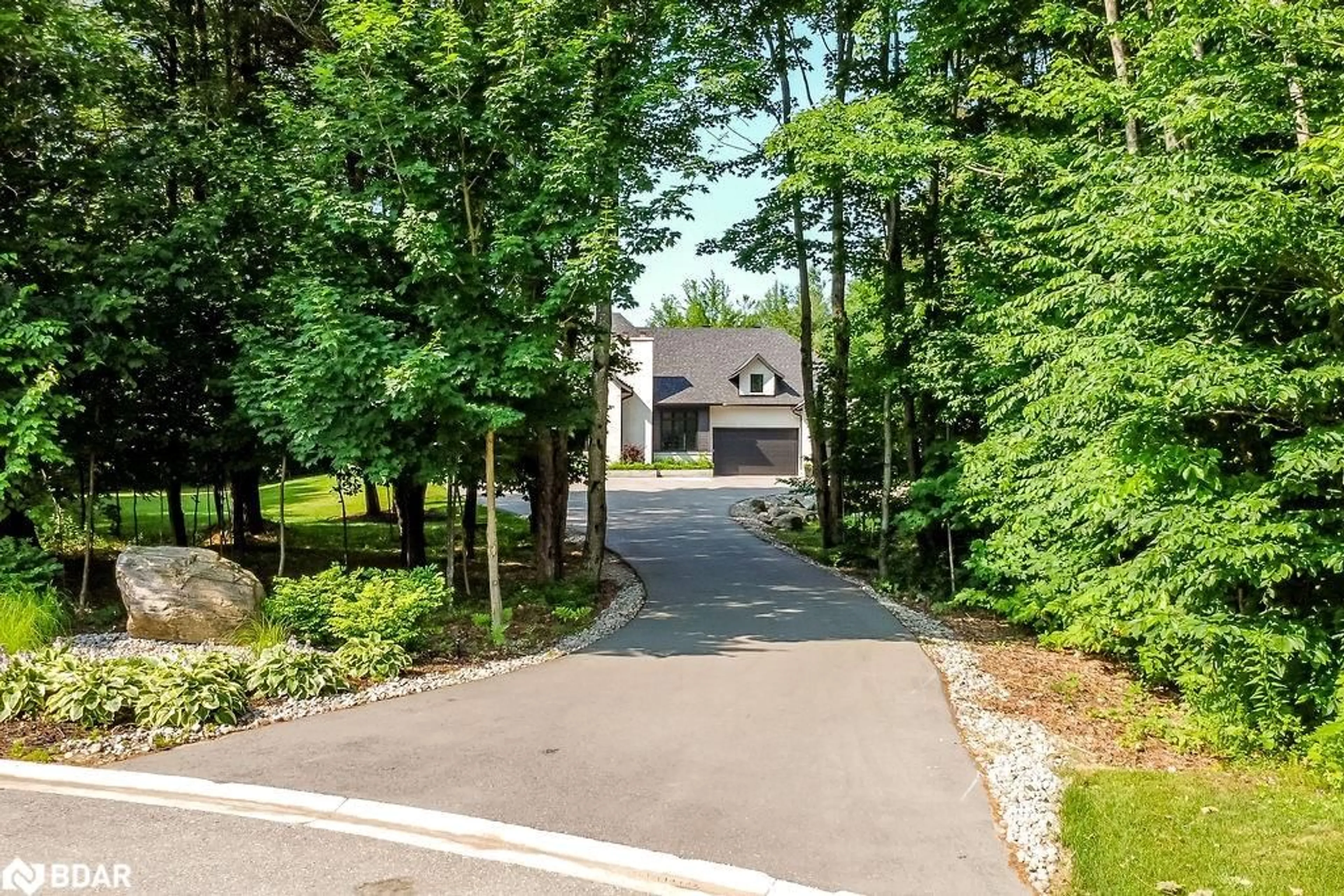 A pic from outside/outdoor area/front of a property/back of a property/a pic from drone, unknown for 4 Sycamore Cir, Springwater Ontario L0L 2K0