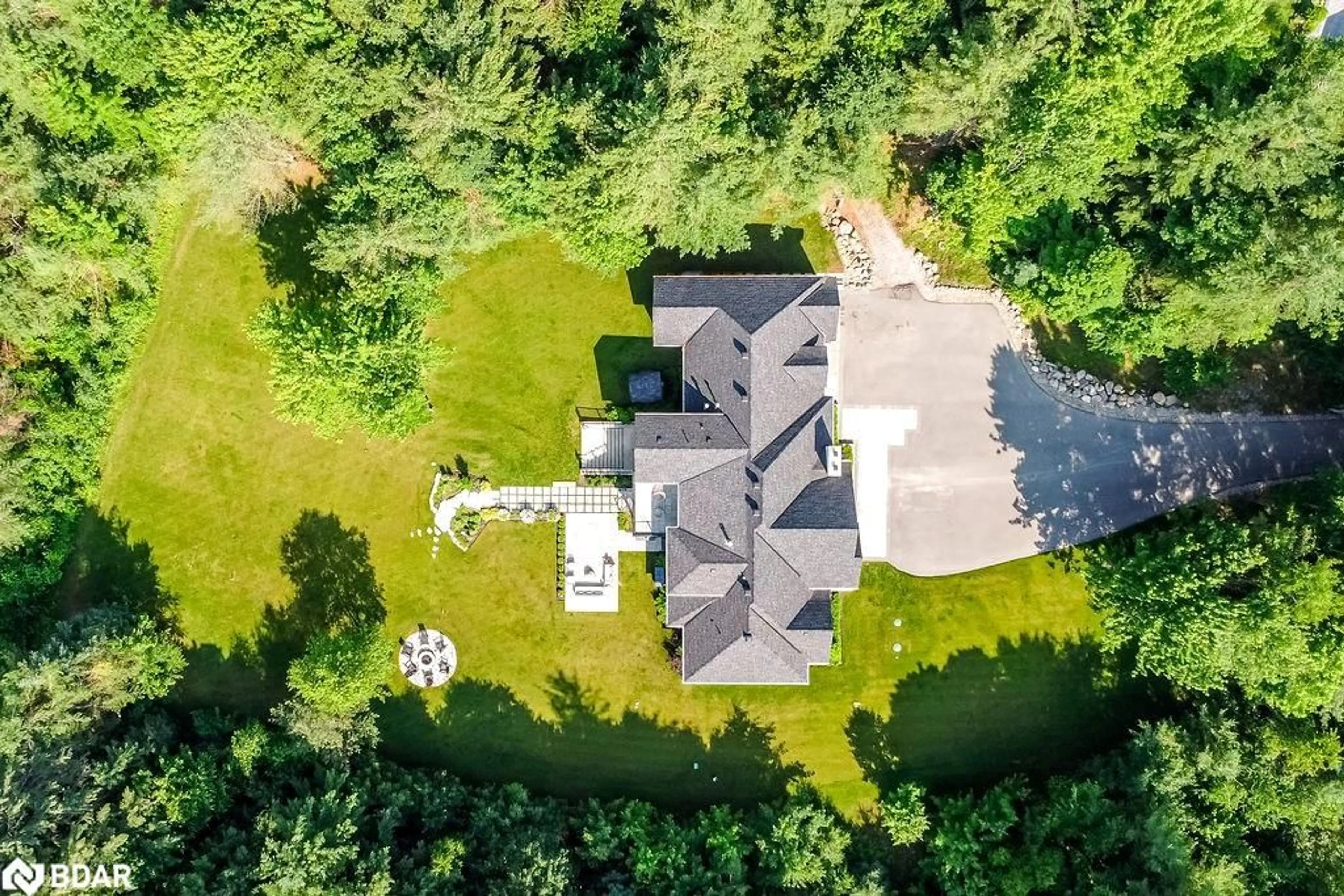 A pic from outside/outdoor area/front of a property/back of a property/a pic from drone, unknown for 4 Sycamore Cir, Springwater Ontario L0L 2K0