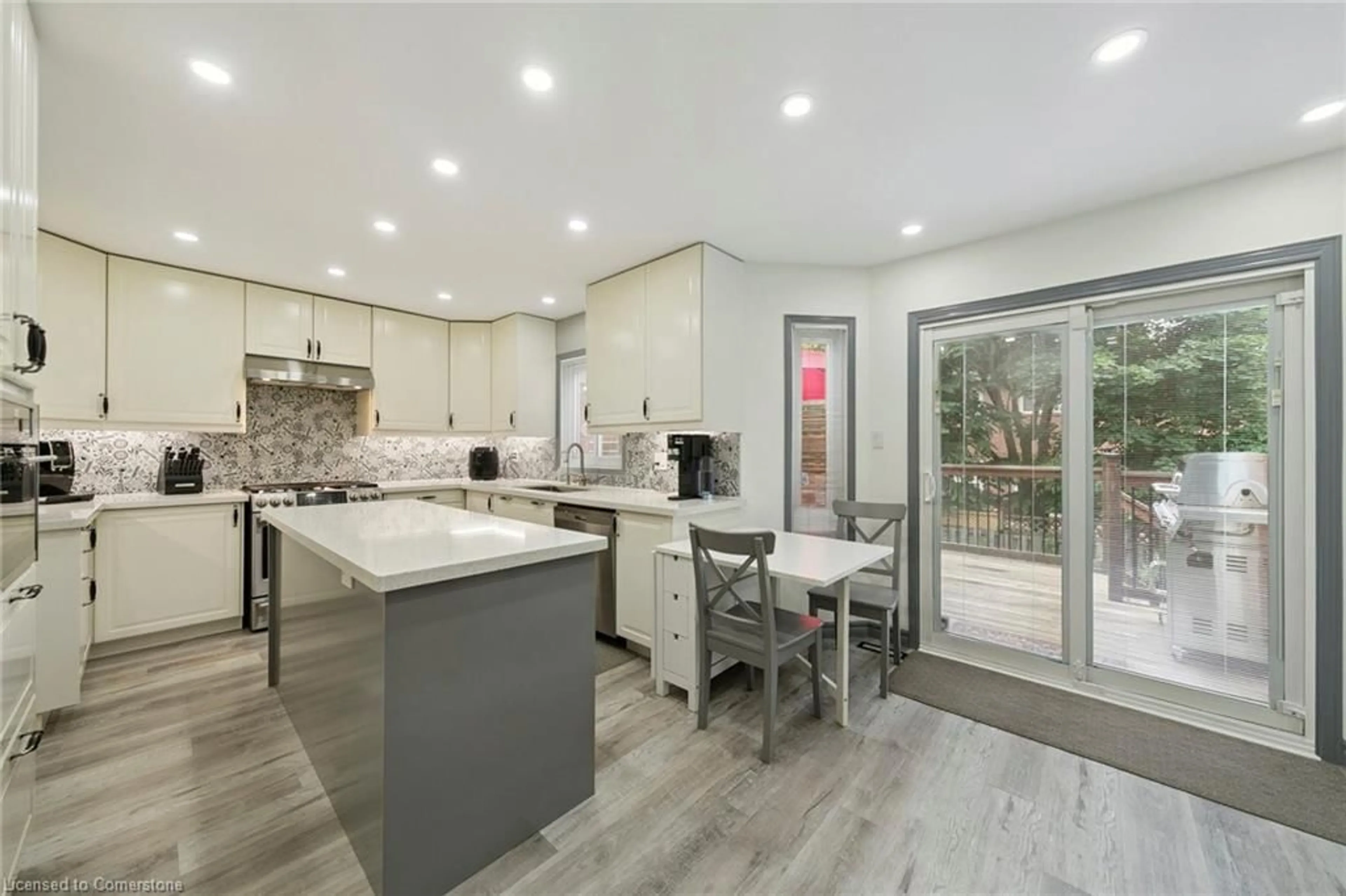 Open concept kitchen, unknown for 3523 Pintail Cir, Mississauga Ontario L5N 6C8