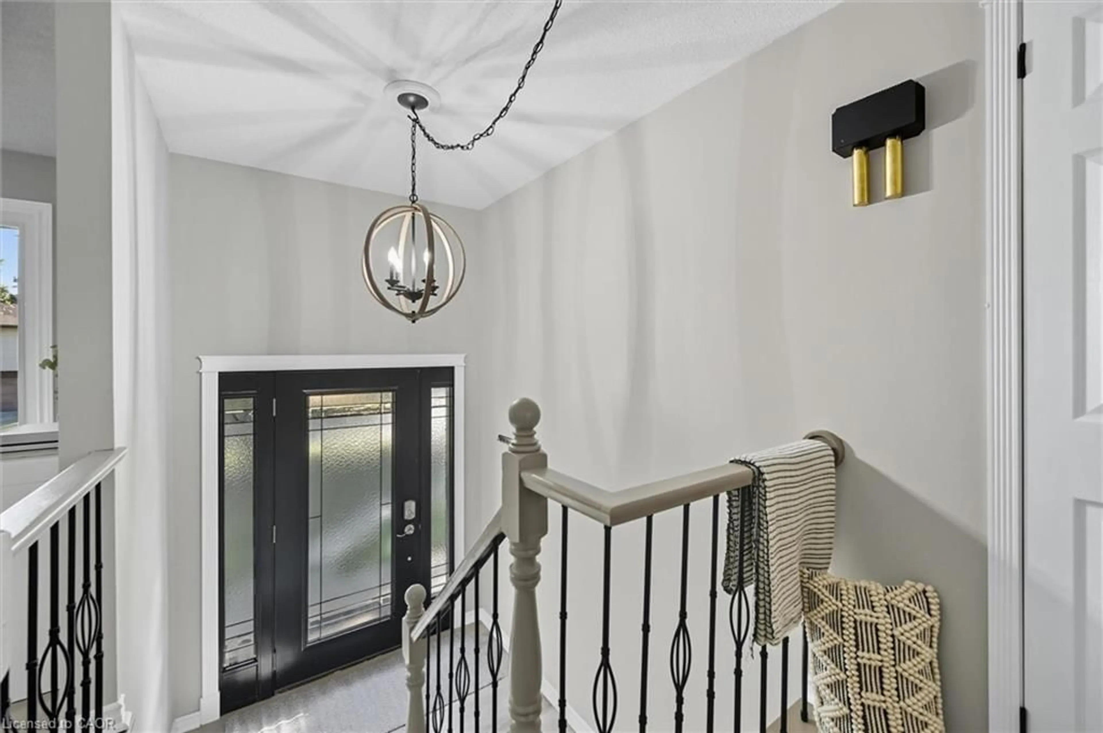 Indoor foyer for 19 Aaron Dr, Port Dover Ontario N0A 1N4