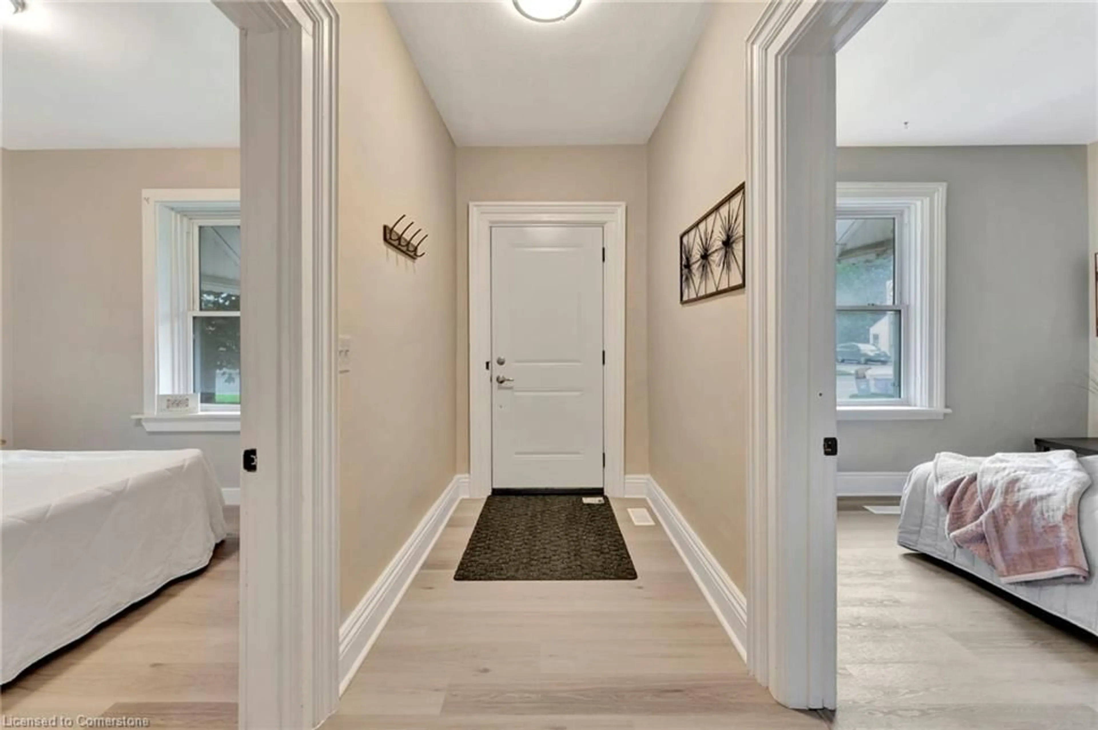 Indoor entryway for 462 Upper Wellington St, Hamilton Ontario L9A 3P4