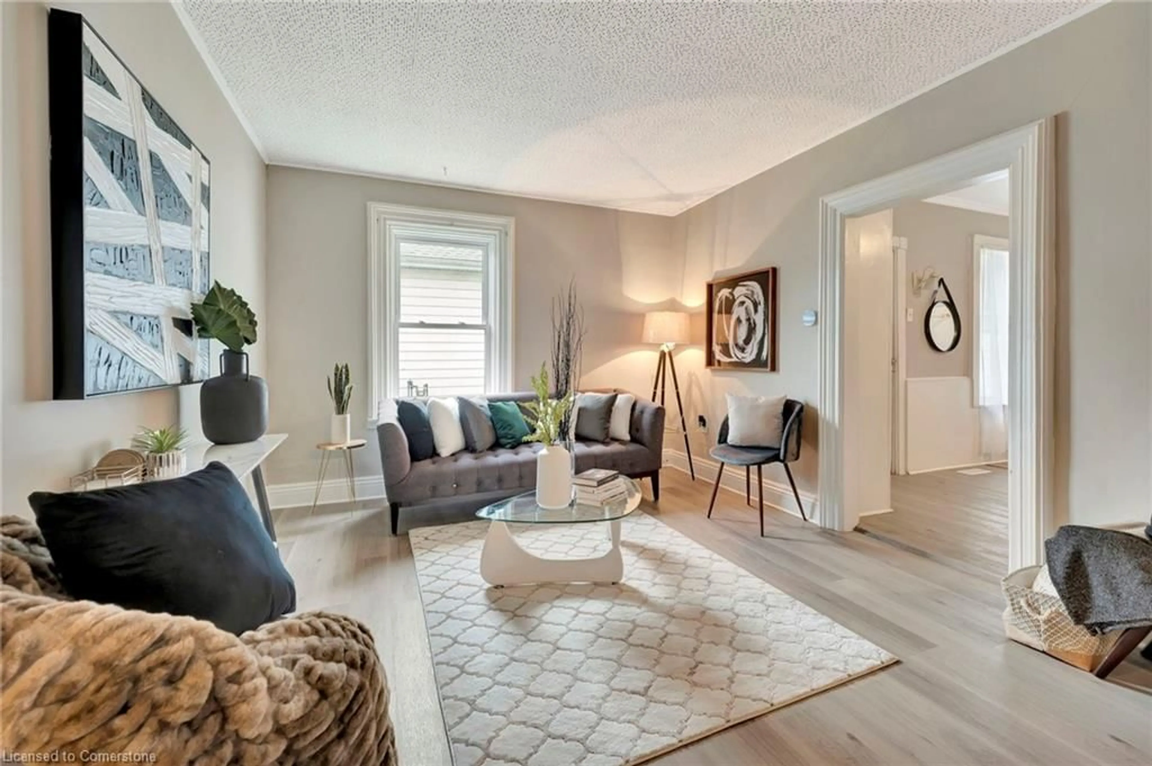 Living room with furniture, unknown for 462 Upper Wellington St, Hamilton Ontario L9A 3P4