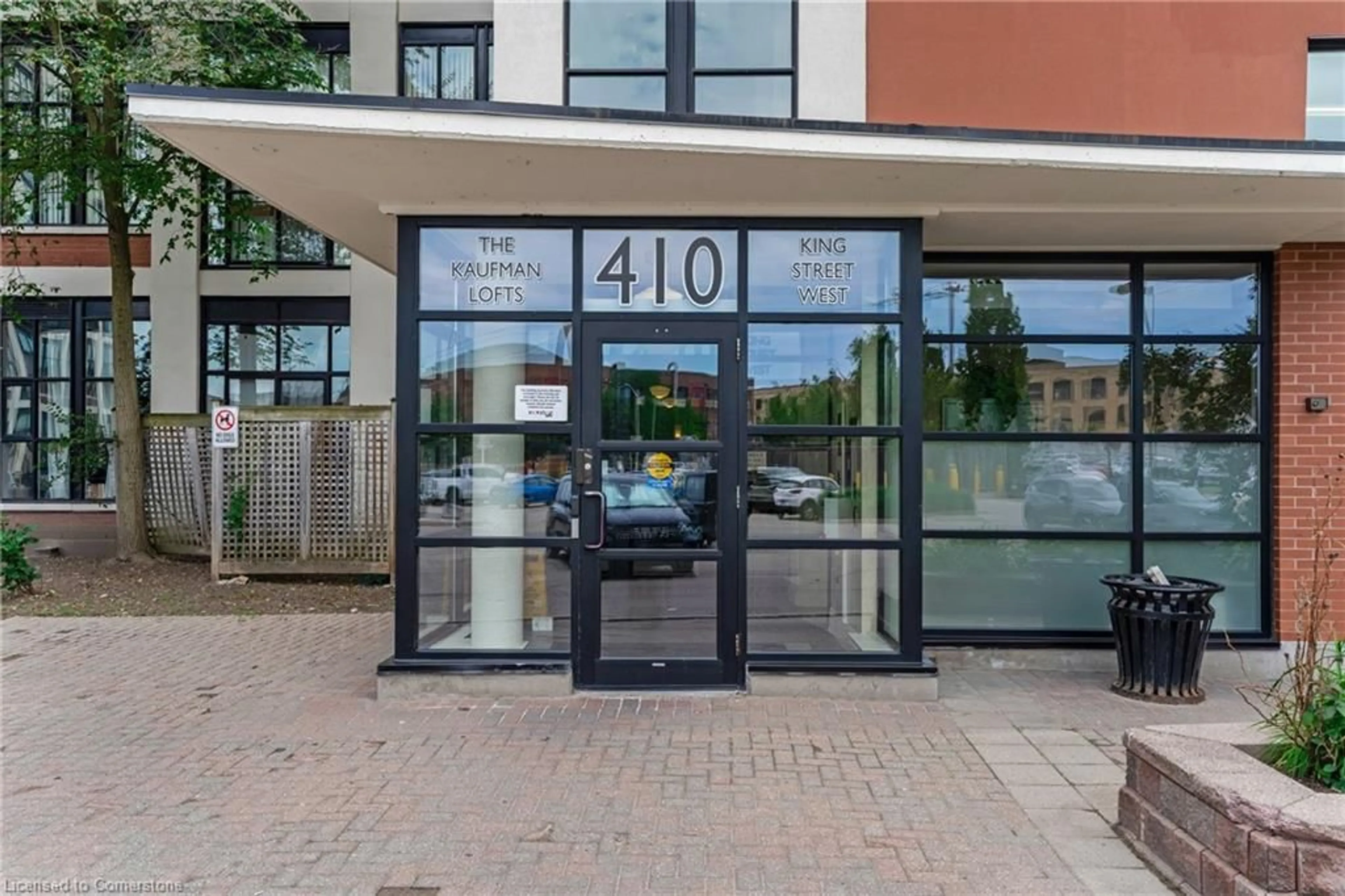 Indoor foyer for 410 King St #413, Kitchener Ontario N2G 1C3