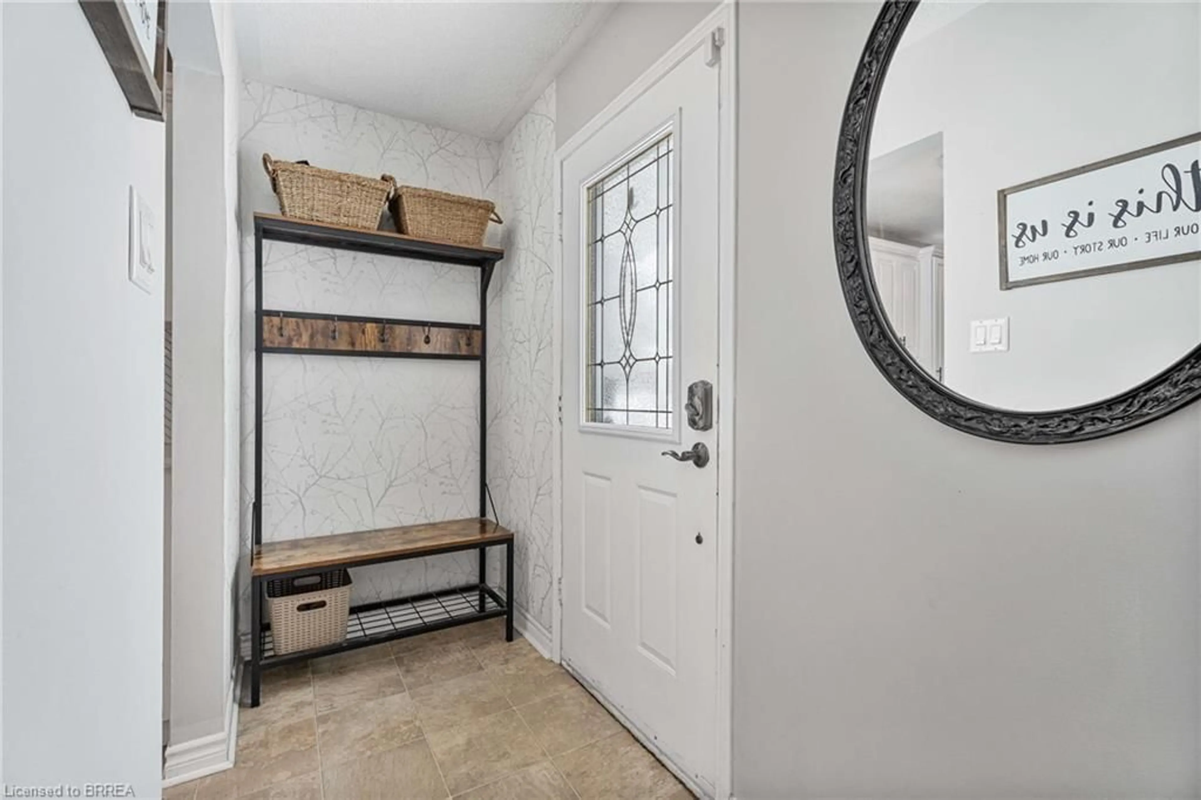 Indoor entryway for 29 Amelia St, Paris Ontario N3L 1Z4
