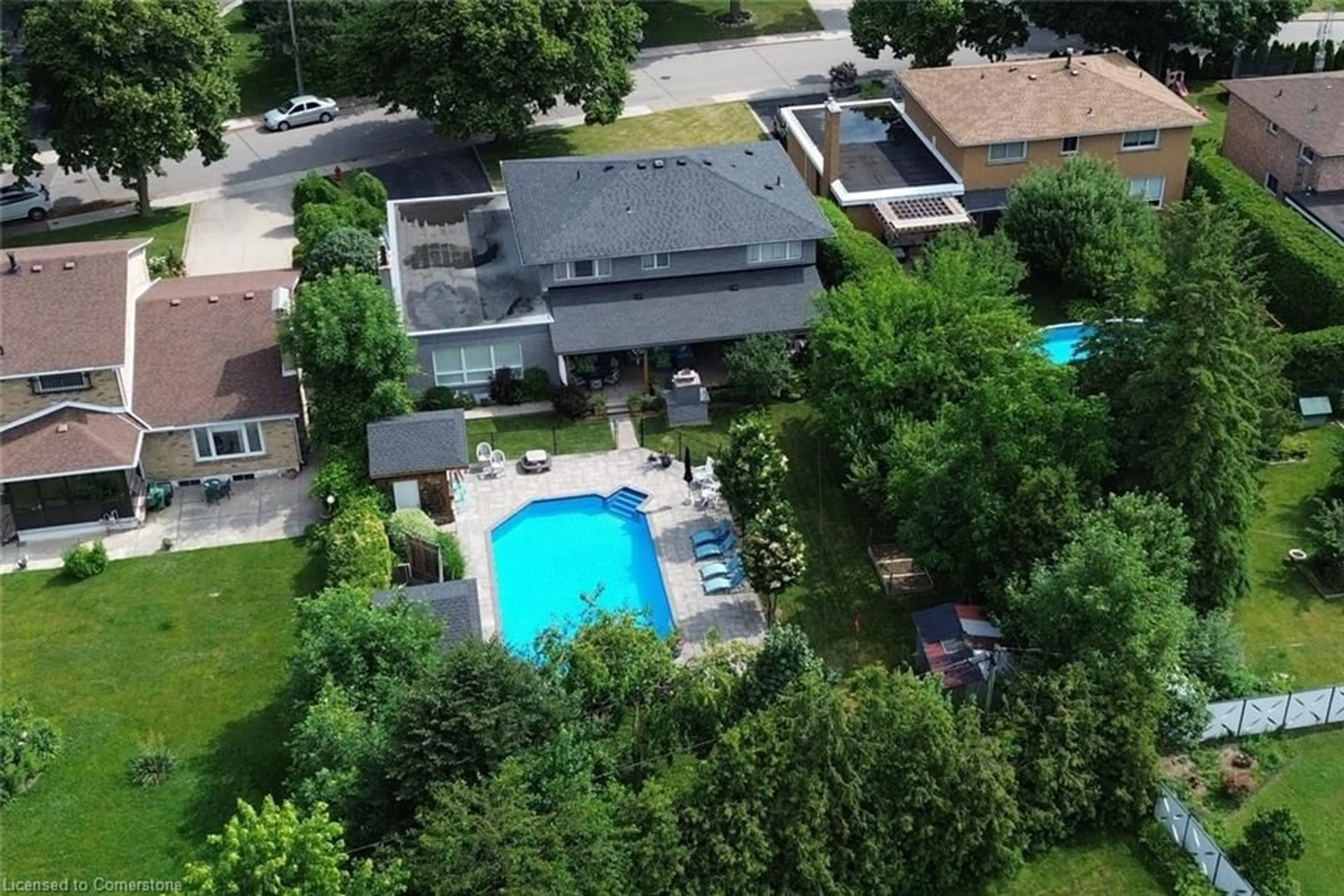A pic from outside/outdoor area/front of a property/back of a property/a pic from drone, street for 21 Woodside Dr, Hamilton Ontario L8T 1C4