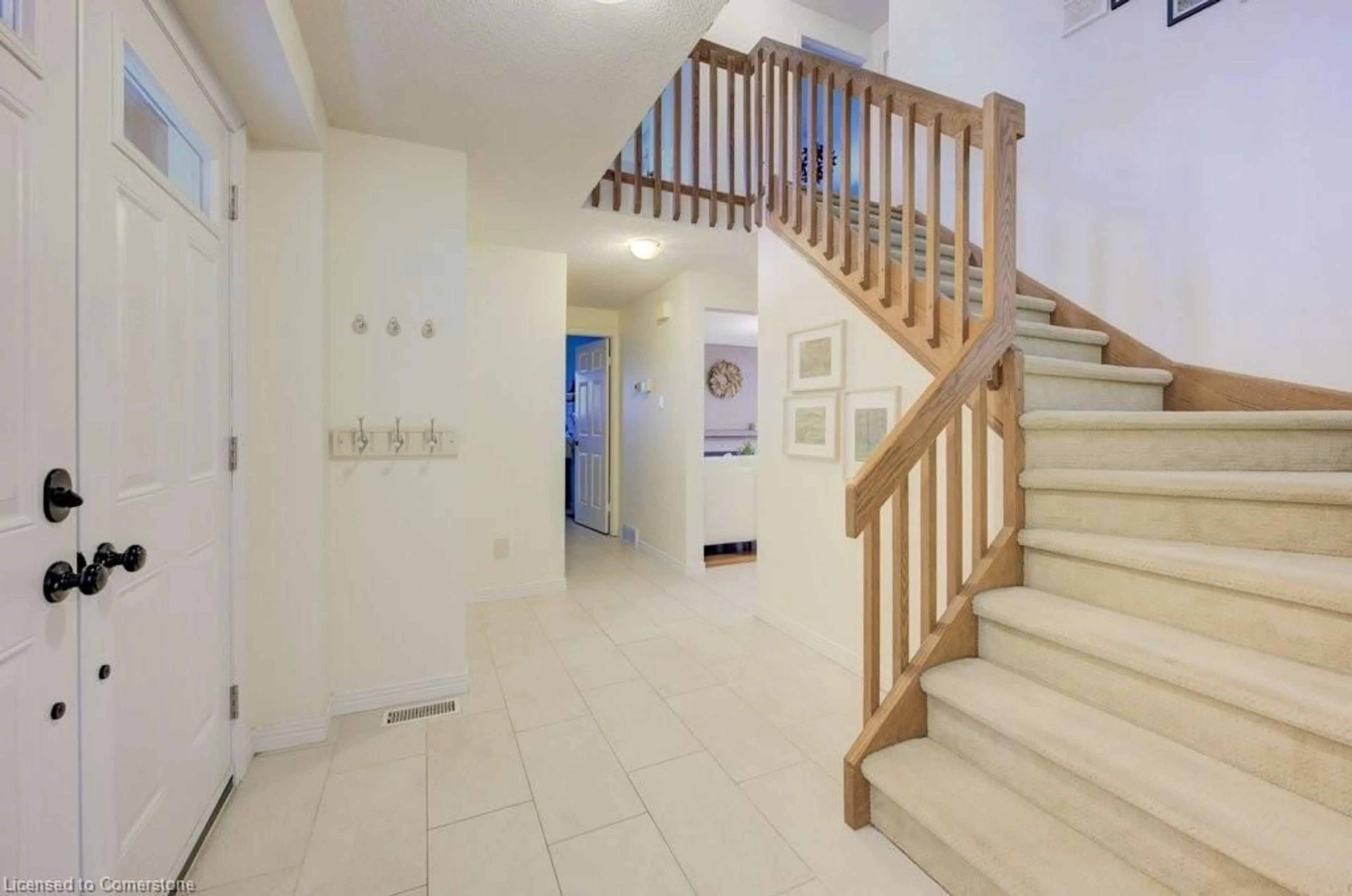 Indoor foyer for 33 Manitoulin Cres, Kitchener Ontario N2A 3J4