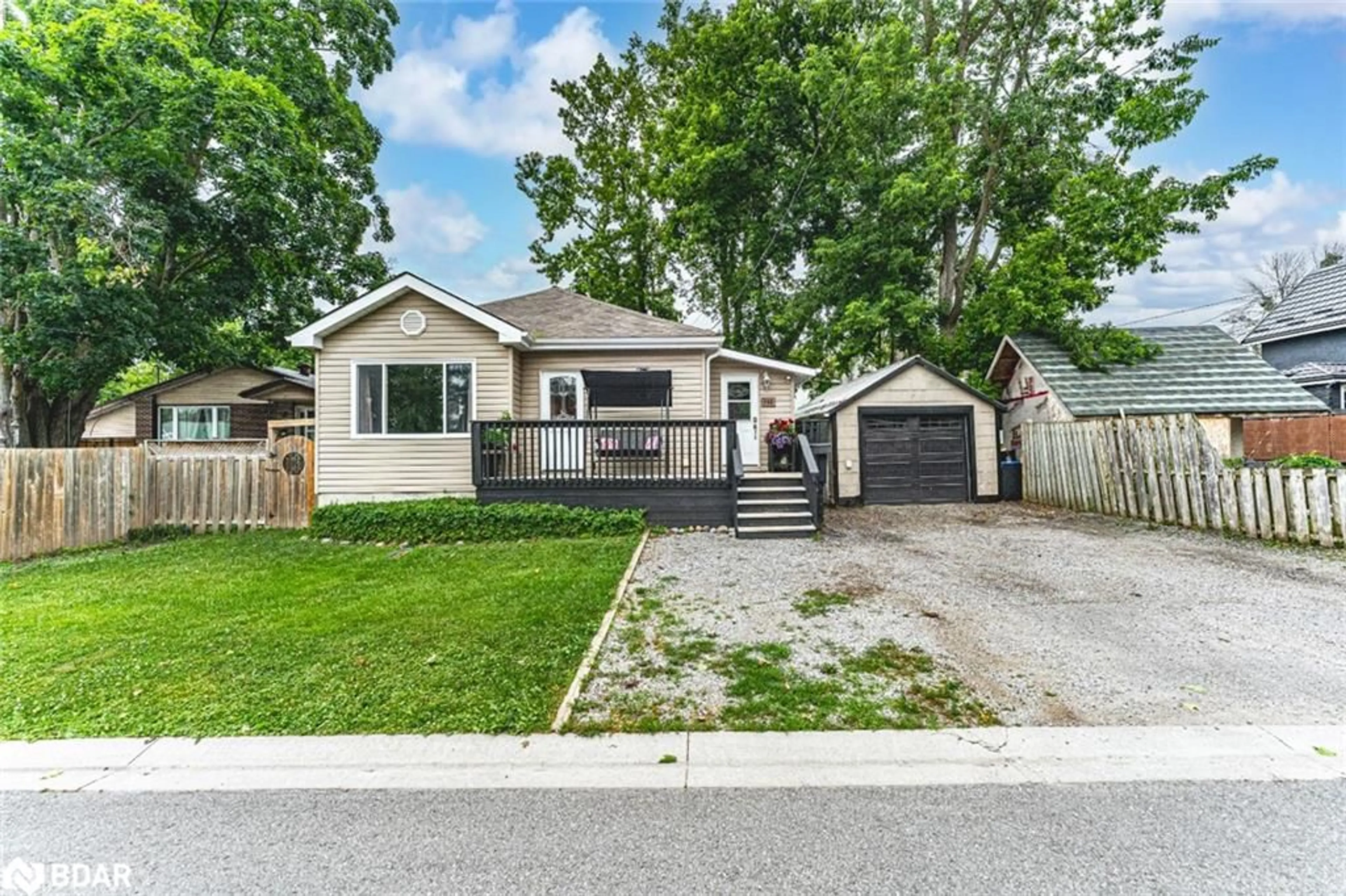 Home with vinyl exterior material, street for 142 Dufferin St, Orillia Ontario L3V 5T2