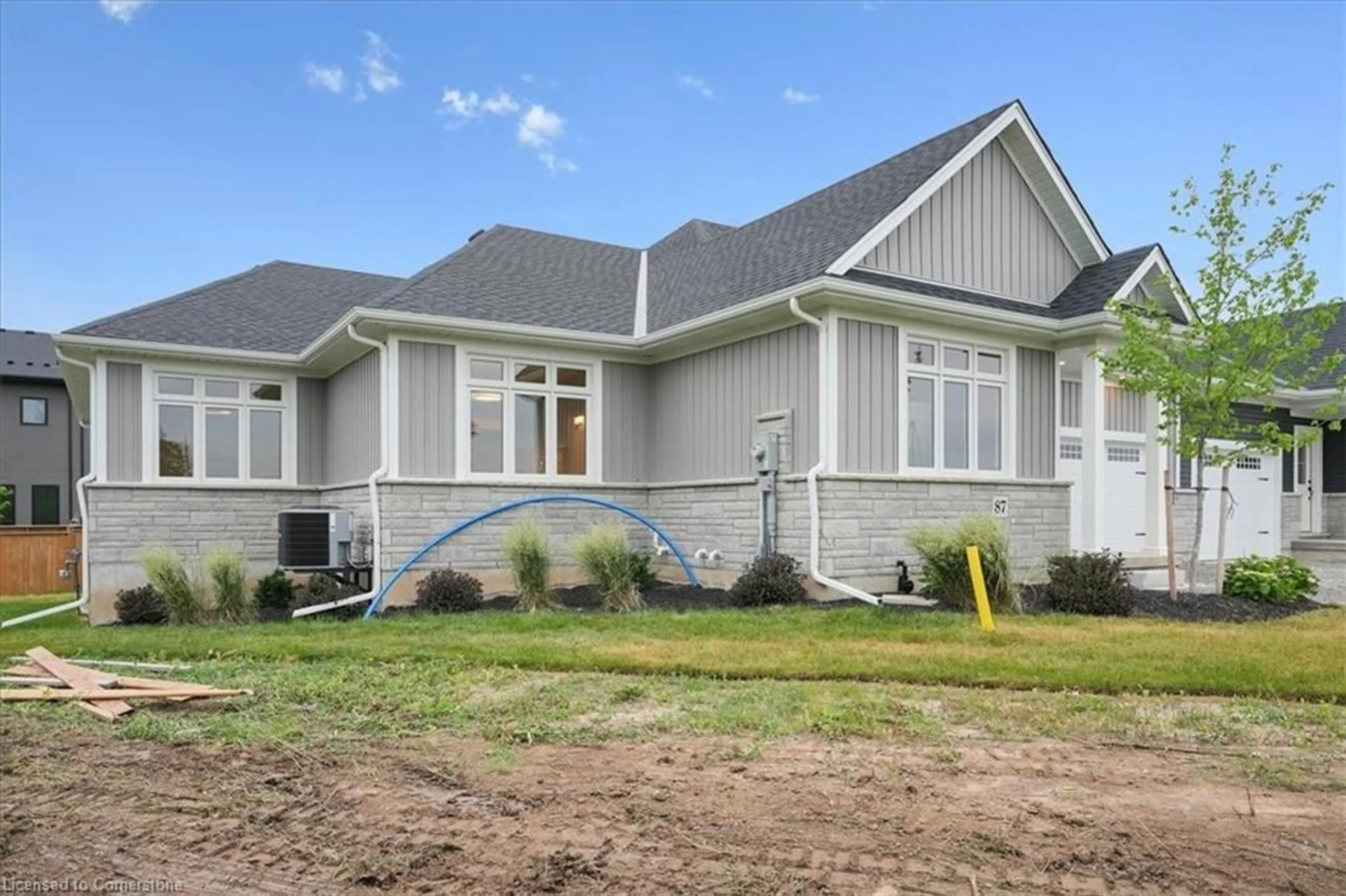 Home with vinyl exterior material, building for 87 Wiley Trail, Welland Ontario L3B 4C5