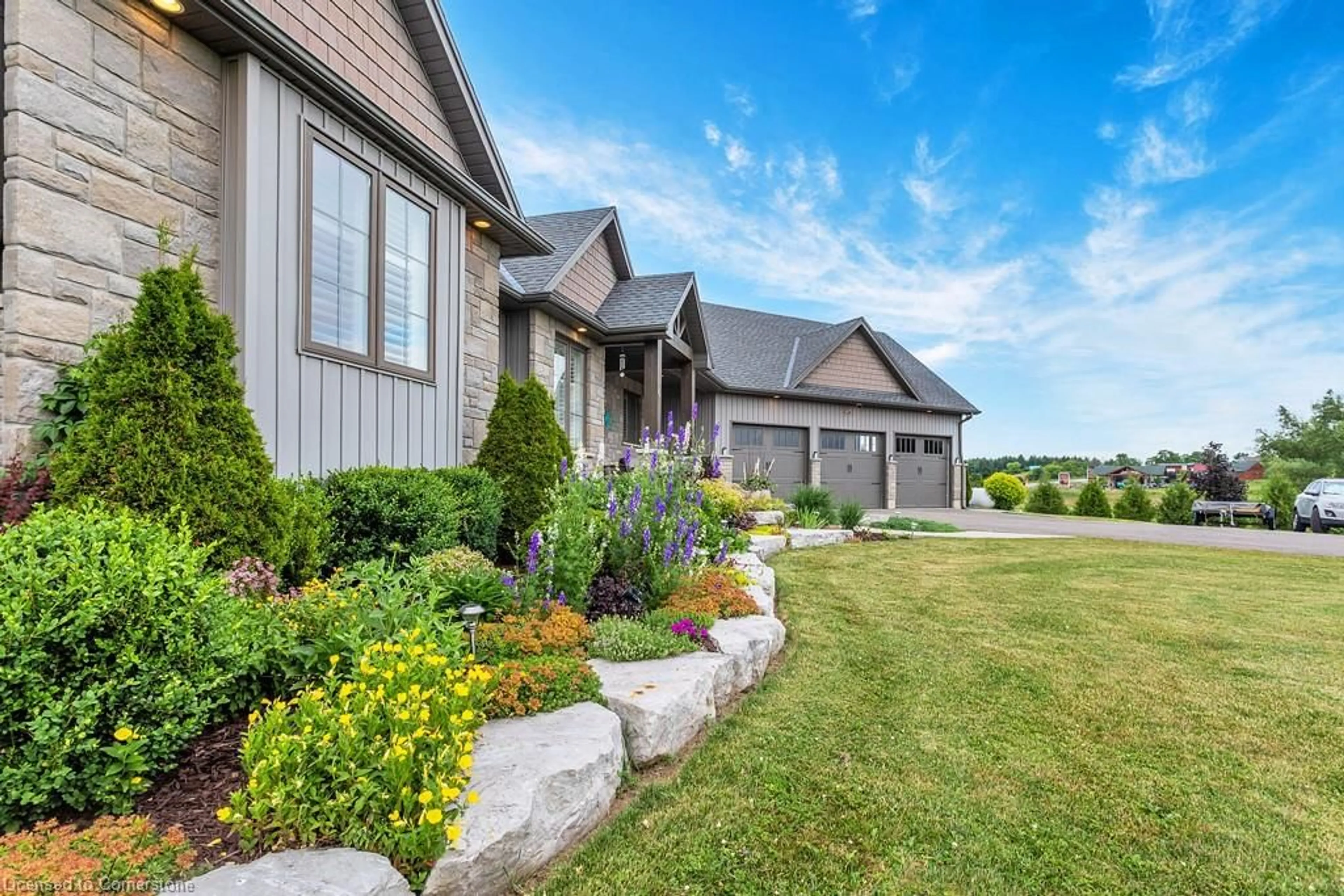 Home with vinyl exterior material, mountain view for 6 Macneil Crt, Brantford Ontario N3S 0G3
