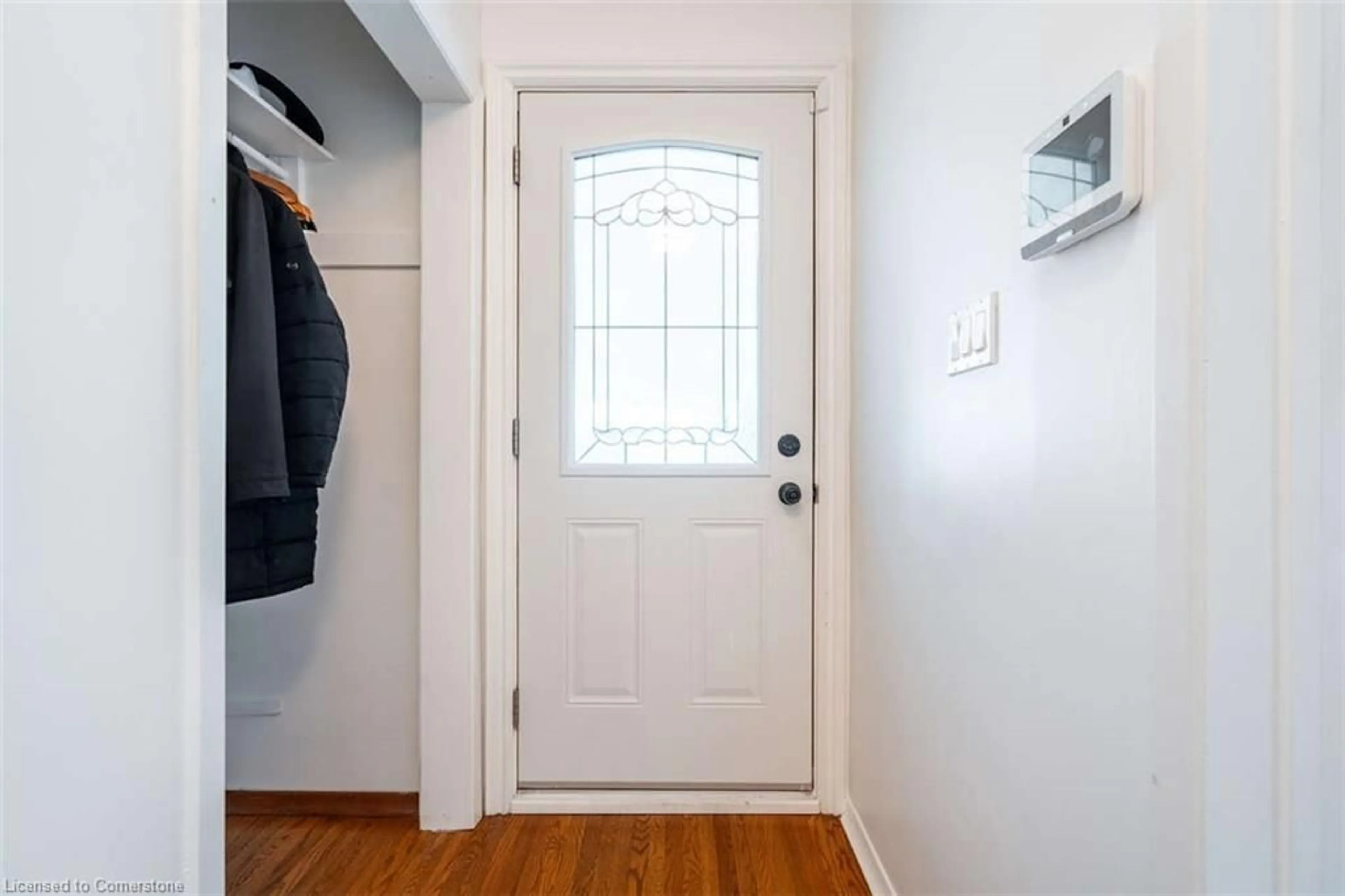 Indoor entryway for 14 Turnbull Rd, Dundas Ontario L9H 3W3
