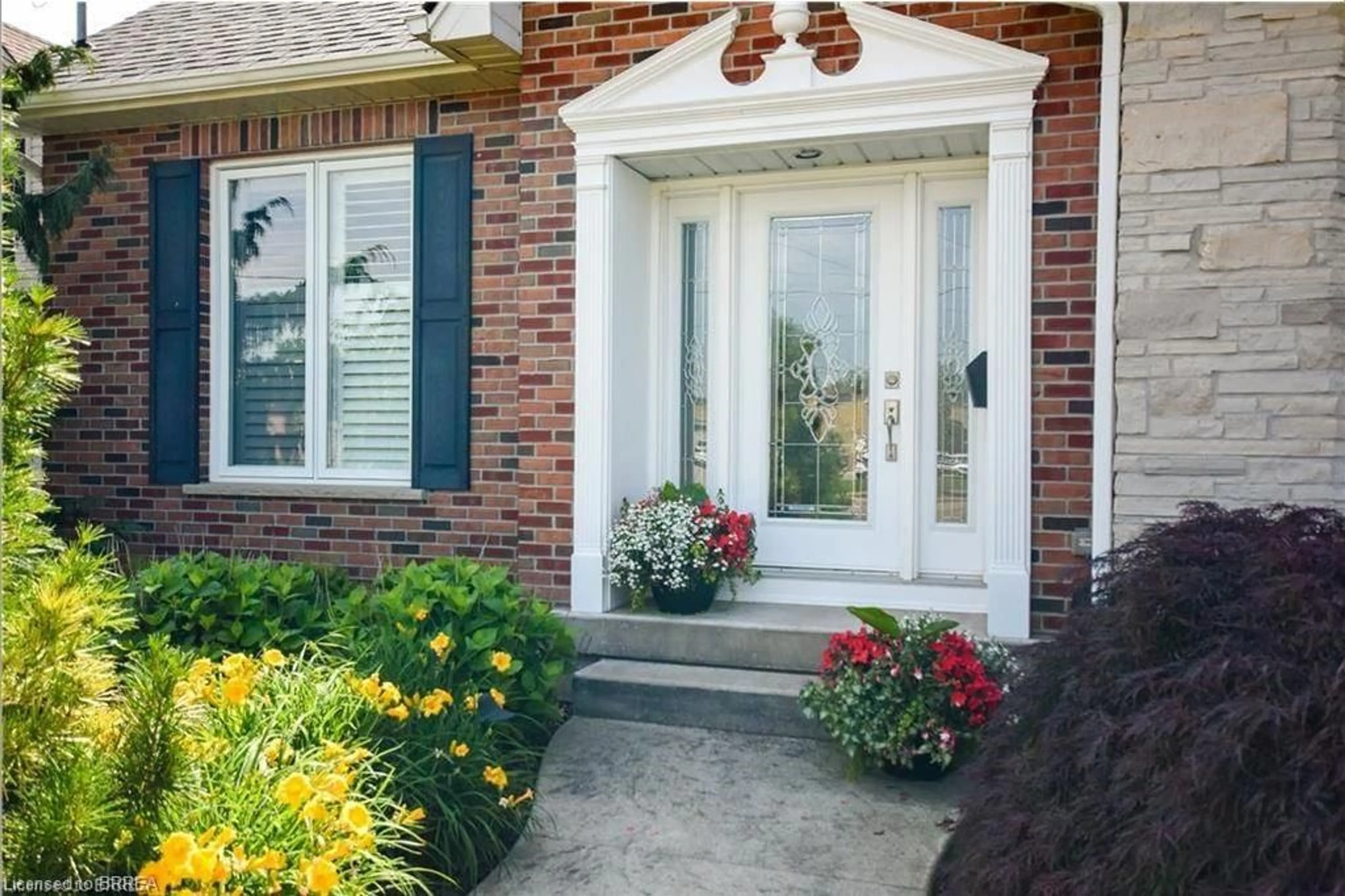 Indoor entryway for 51 Queensway Dr, Brantford Ontario N3R 7H2