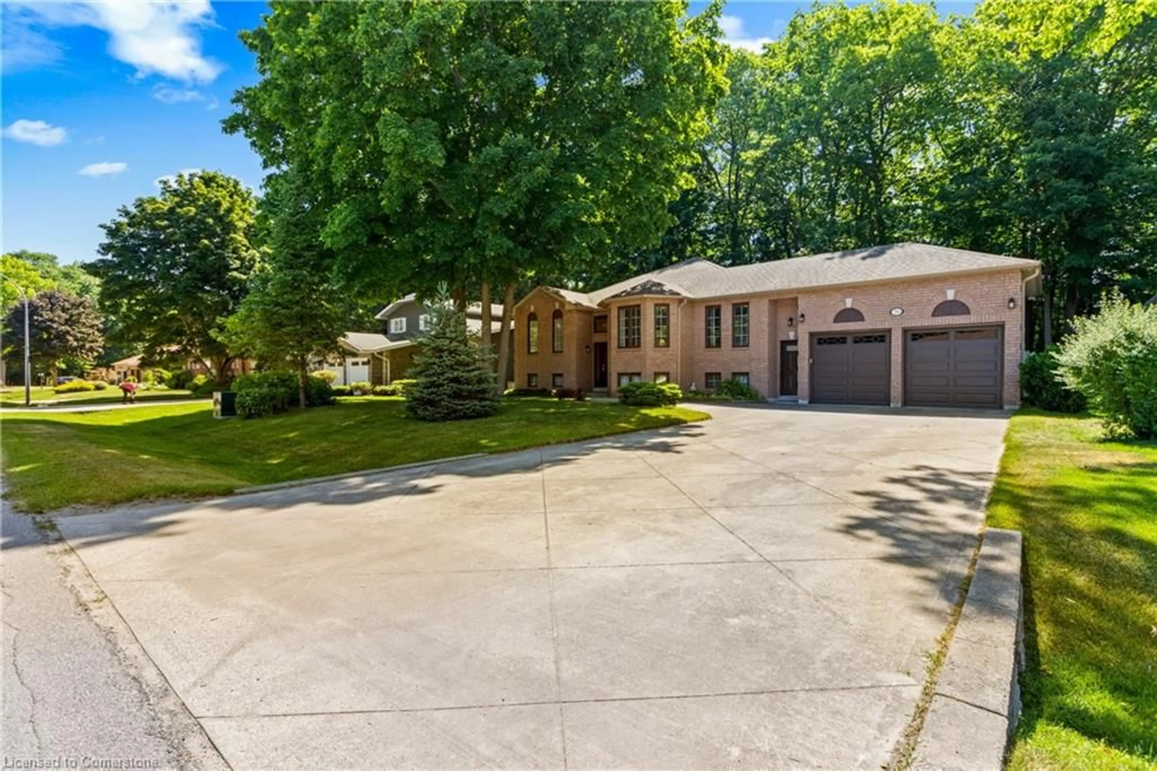 A pic from outside/outdoor area/front of a property/back of a property/a pic from drone, street for 70 Downer Cres, Wasaga Beach Ontario L9Z 1C3