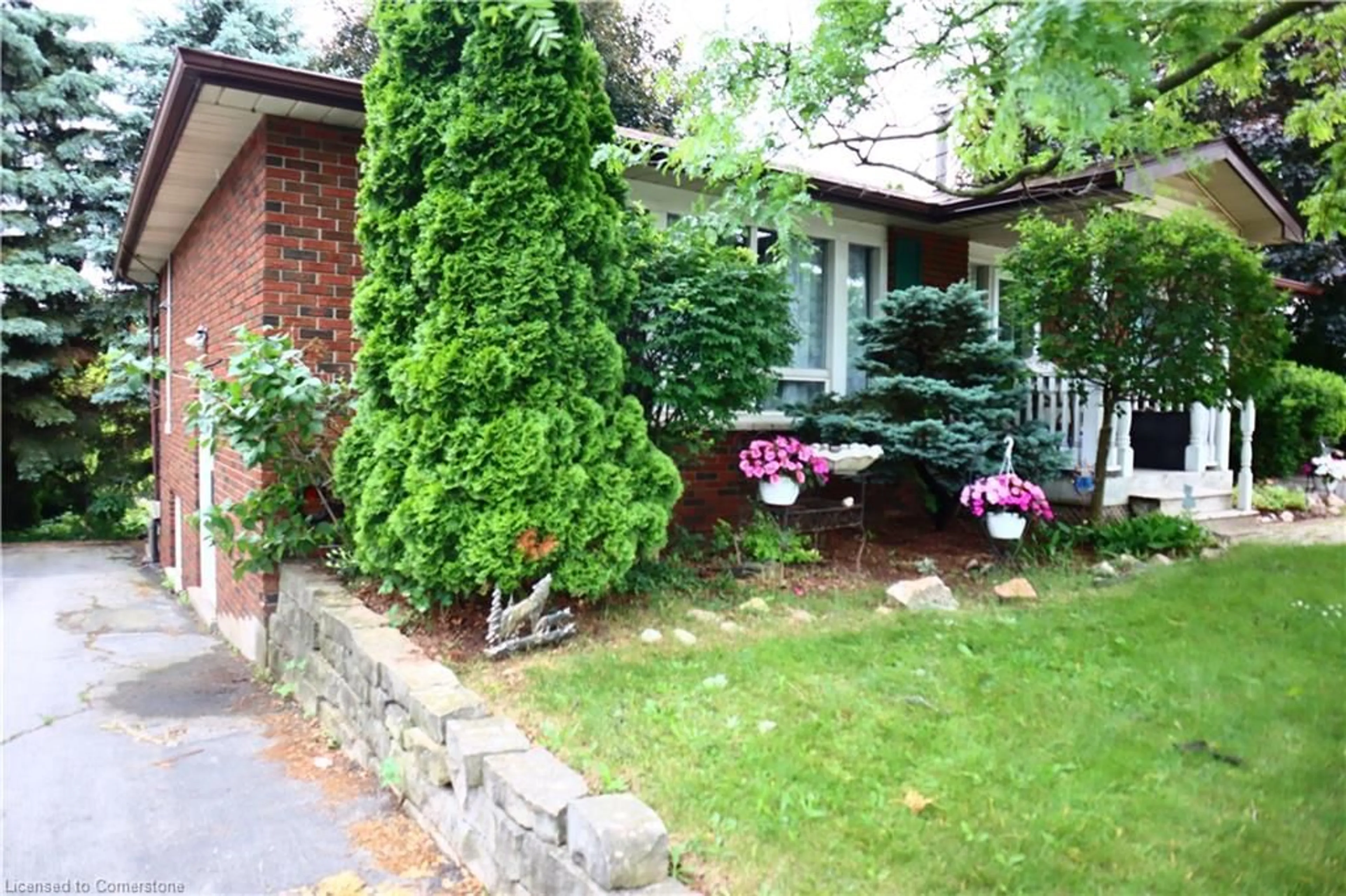 Patio, street for 396 Ontario St, Grimsby Ontario L3M 3H5