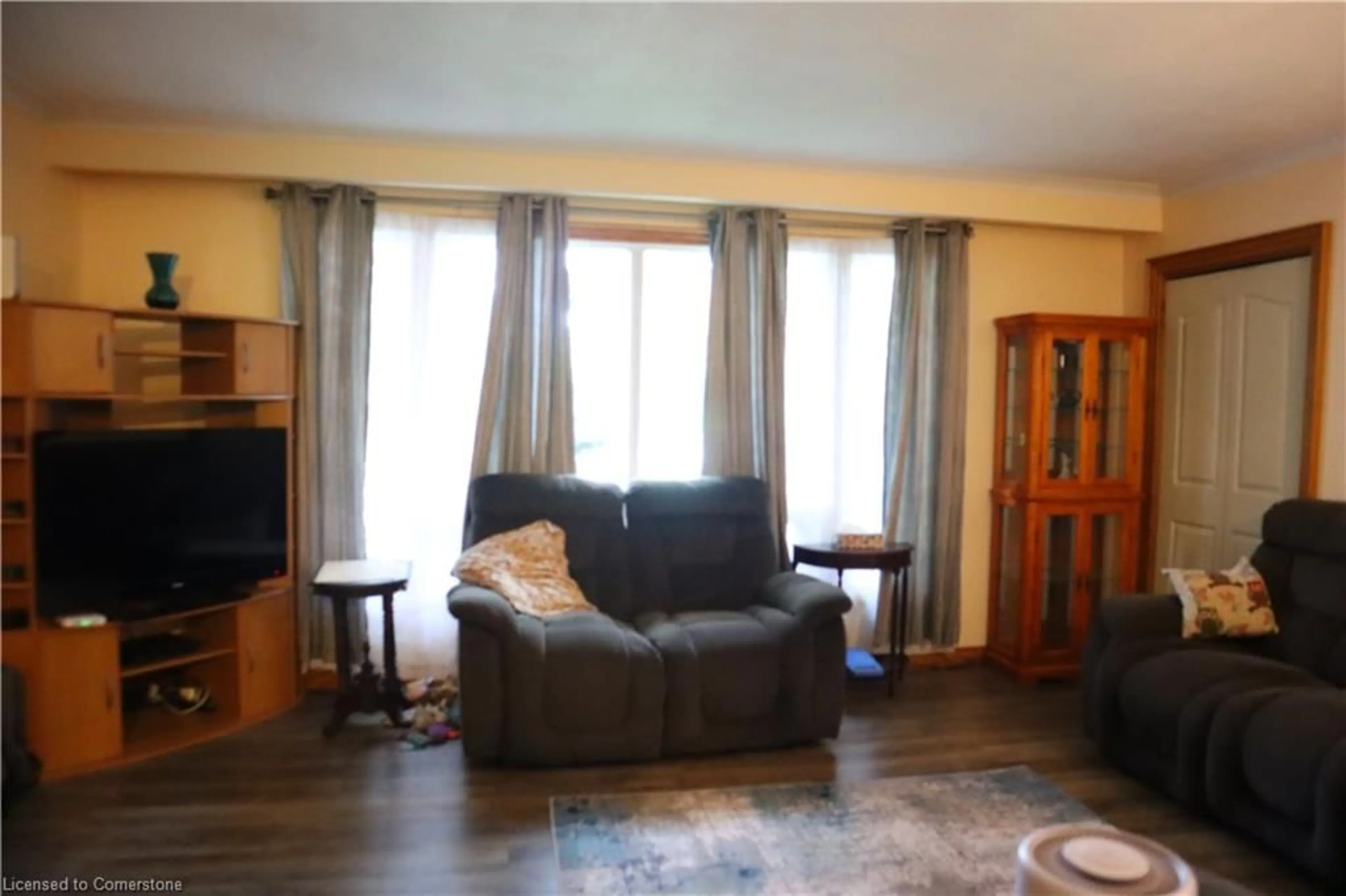 Living room with furniture, unknown for 396 Ontario St, Grimsby Ontario L3M 3H5
