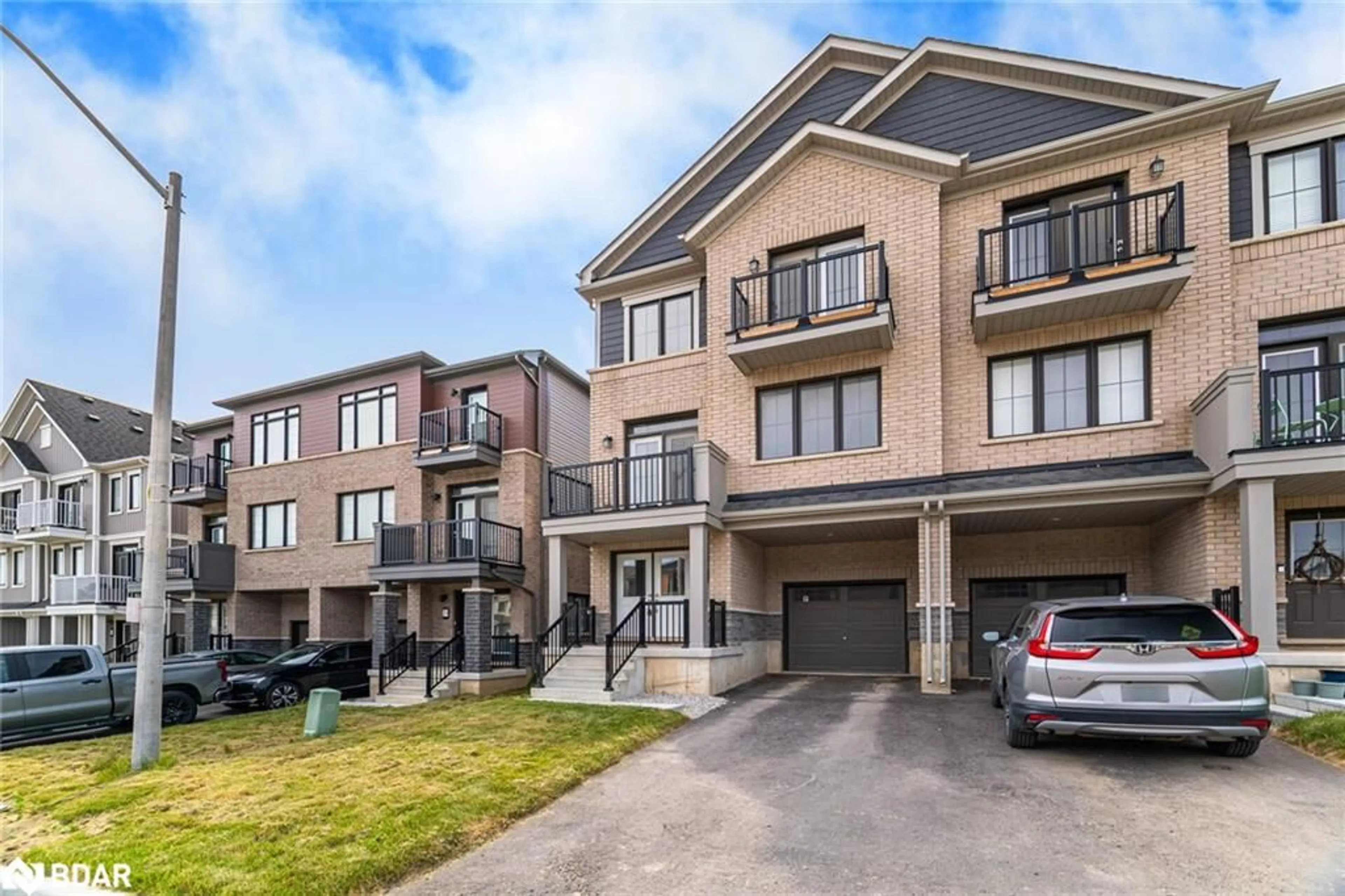 A pic from outside/outdoor area/front of a property/back of a property/a pic from drone, street for 33 Granville Cres, Caledonia Ontario N3W 0J5