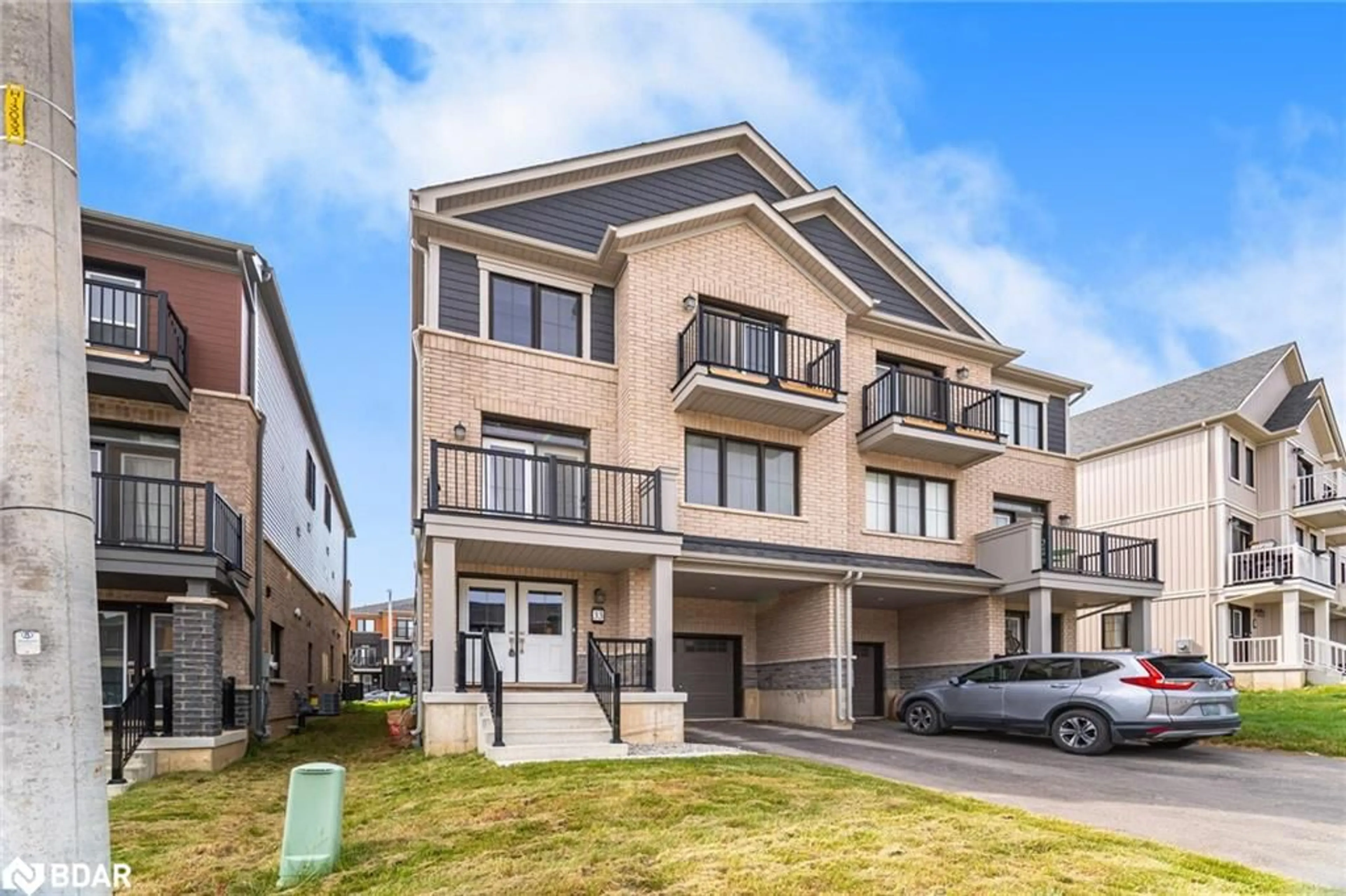 Home with vinyl exterior material, street for 33 Granville Cres, Caledonia Ontario N3W 0J5