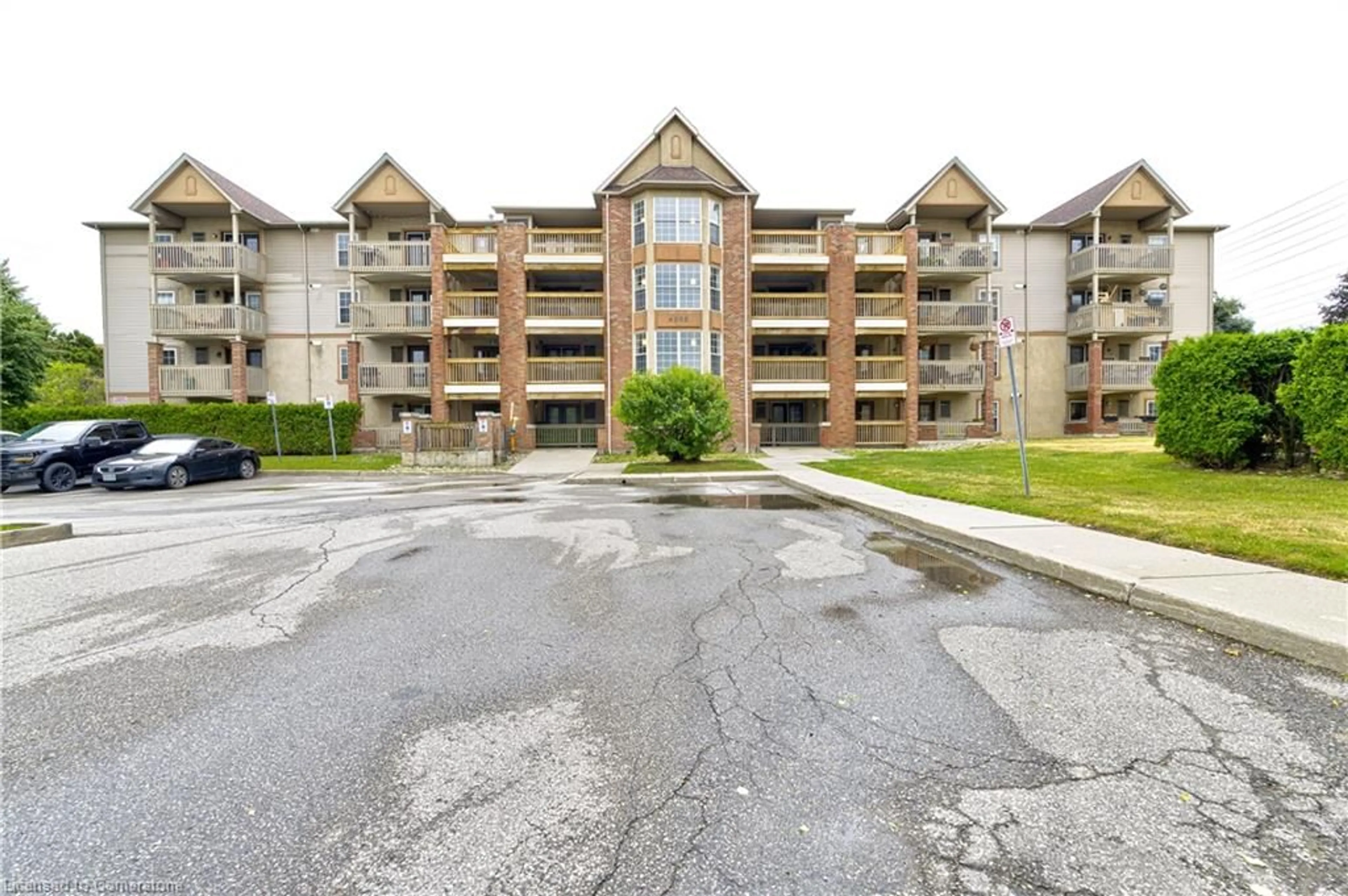 Patio, unknown for 4005 Kilmer Dr #210, Burlington Ontario L7M 4M2