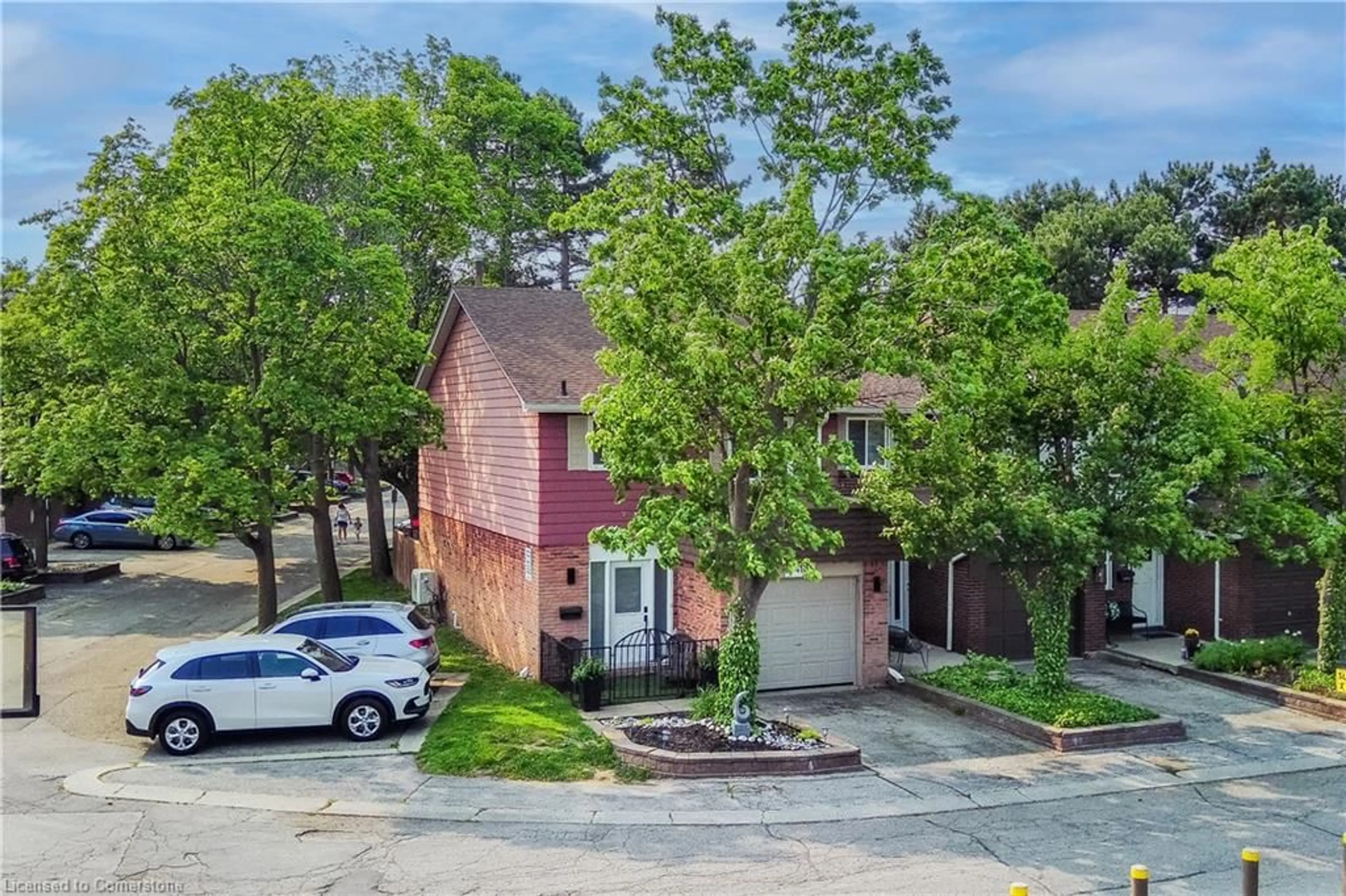 A pic from outside/outdoor area/front of a property/back of a property/a pic from drone, street for 4189 Longmoor Dr #5, Burlington Ontario L7L 5J9