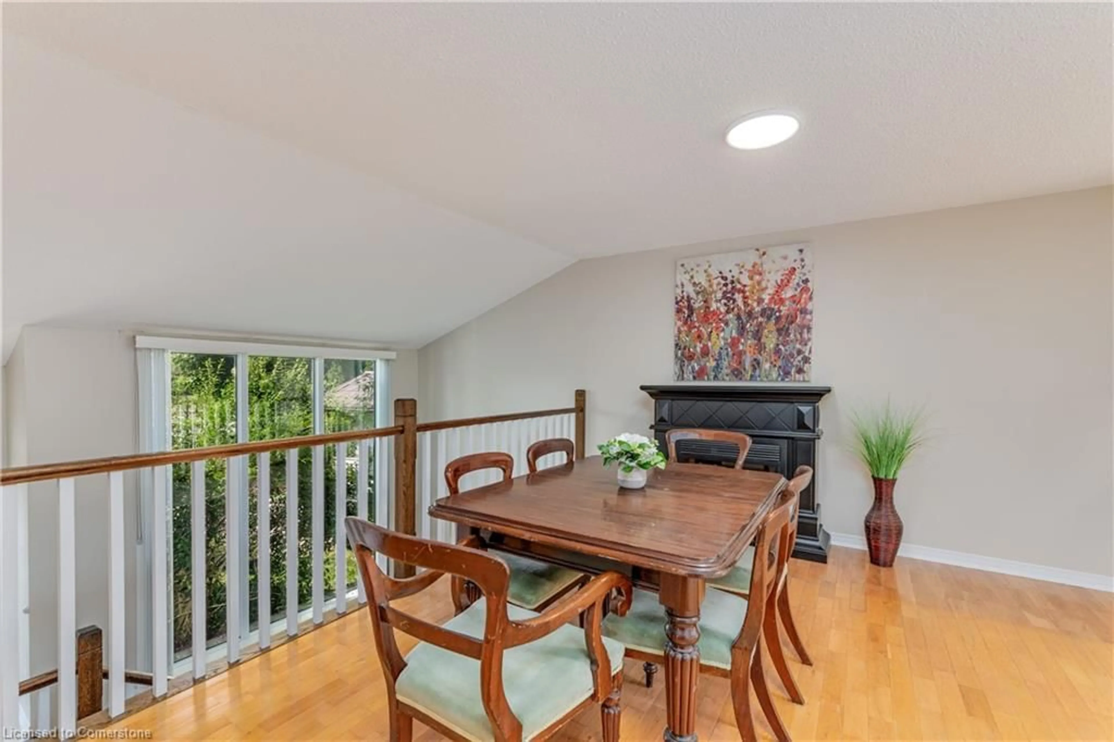 Dining room, wood/laminate floor for 136 Hickling Trail, Barrie Ontario L4M 5T6