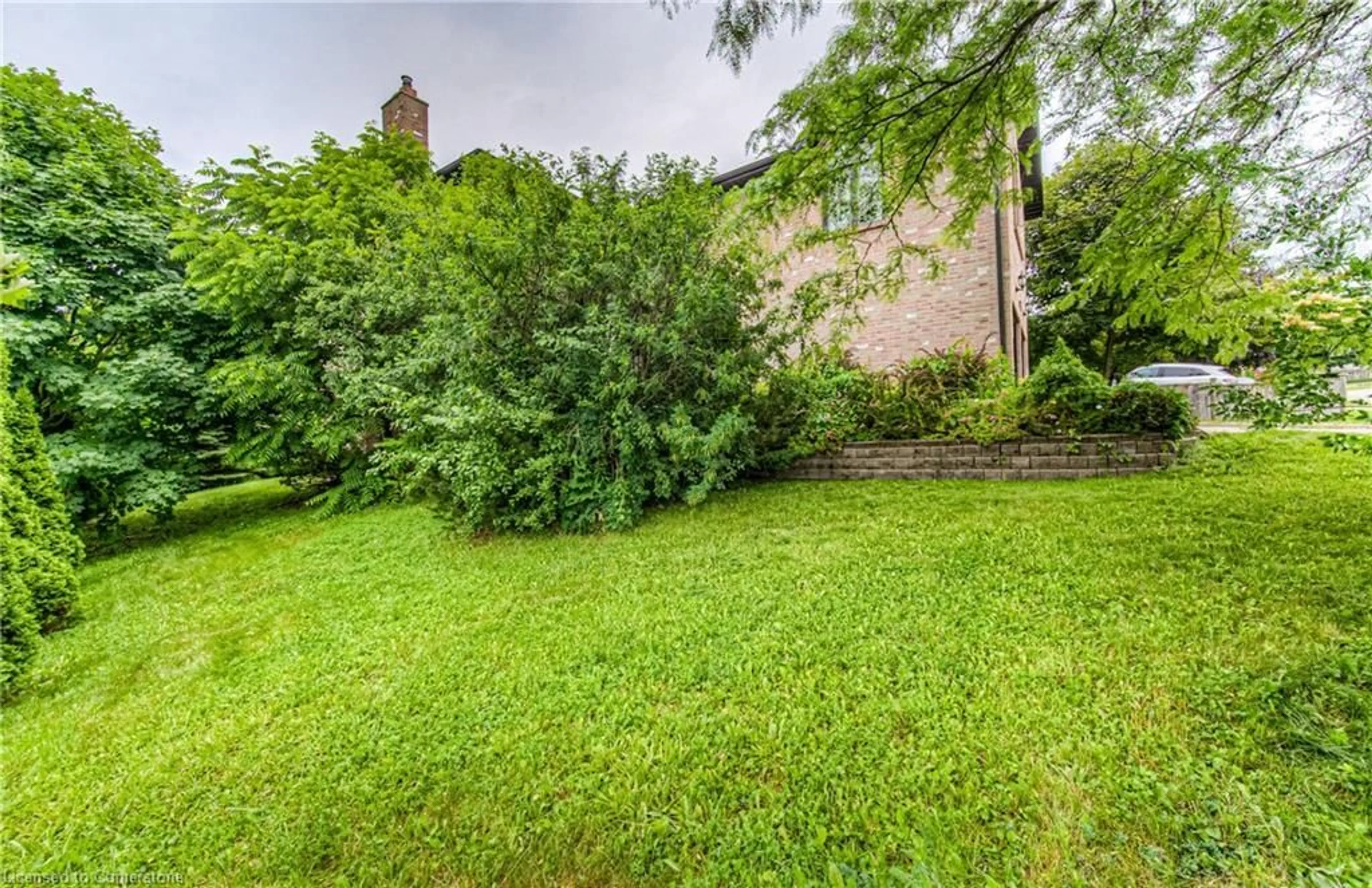 Patio, street for 383 Burnett Ave, Cambridge Ontario N1T 1G8